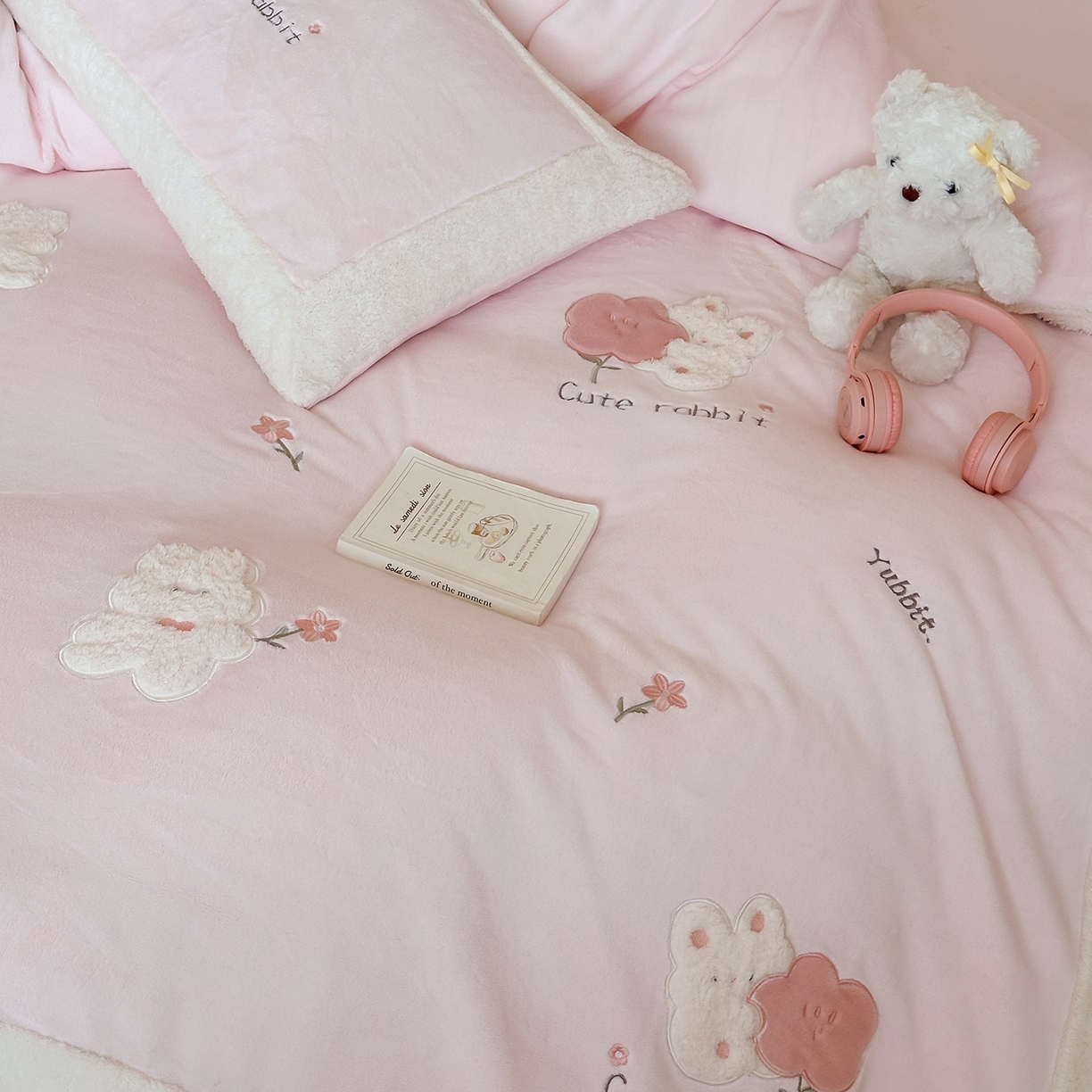 91家纺网 家纺一手货源 找家纺 （总）佳汐蓝家纺 2025新款230g牛奶绒贴布刺绣四件套-小白兔（控价：卷后不低于268/298/318元）