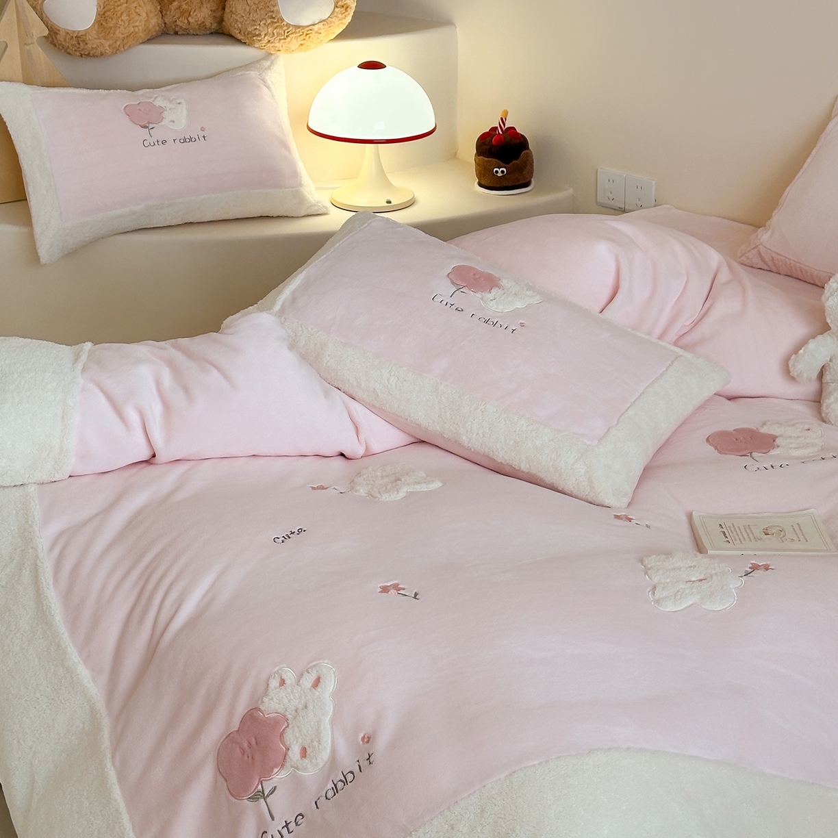 91家纺网 家纺一手货源 找家纺 （总）佳汐蓝家纺 2025新款230g牛奶绒贴布刺绣四件套-小白兔（控价：卷后不低于268/298/318元）