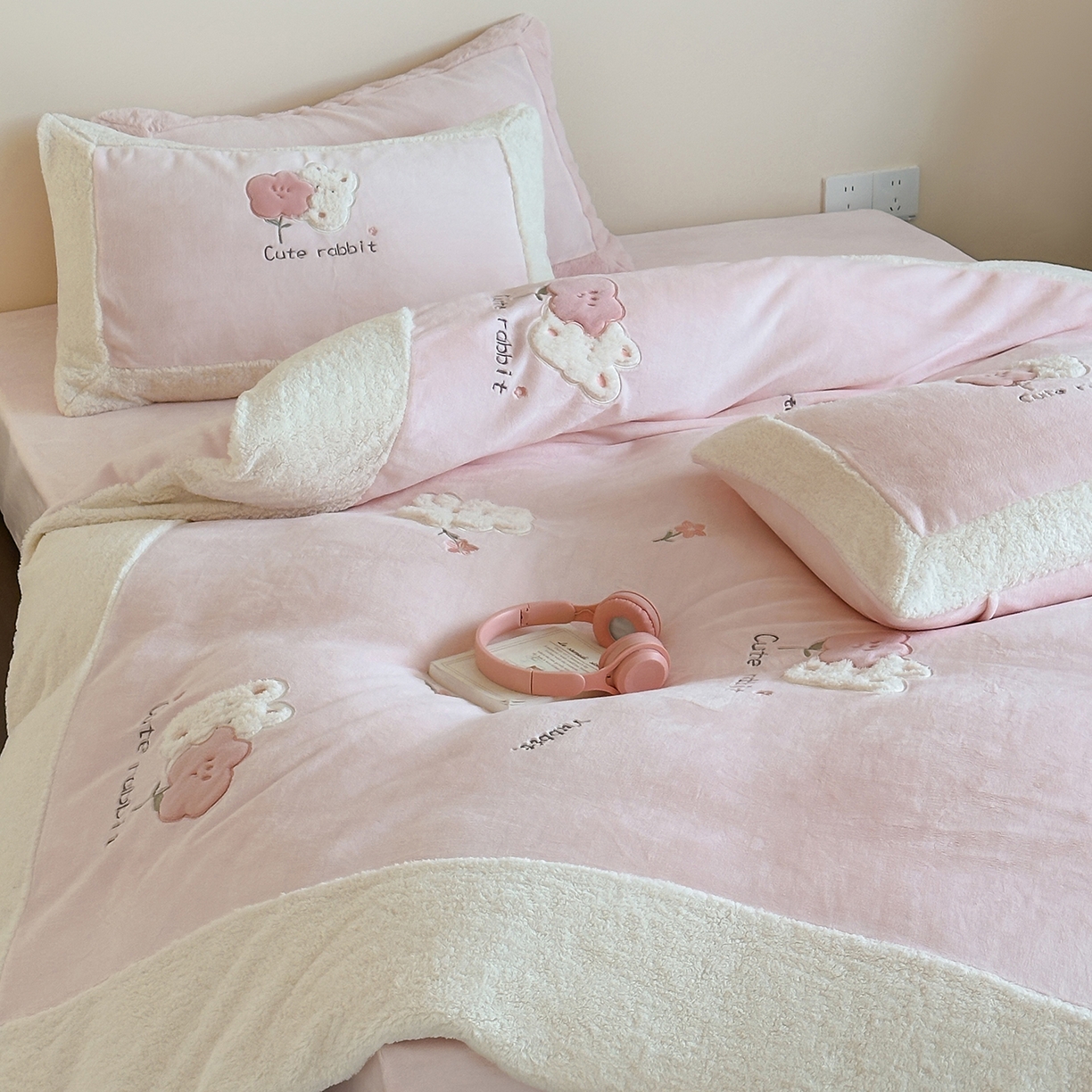 91家纺网 家纺一手货源 找家纺 （总）佳汐蓝家纺 2025新款230g牛奶绒贴布刺绣四件套-小白兔（控价：卷后不低于268/298/318元）