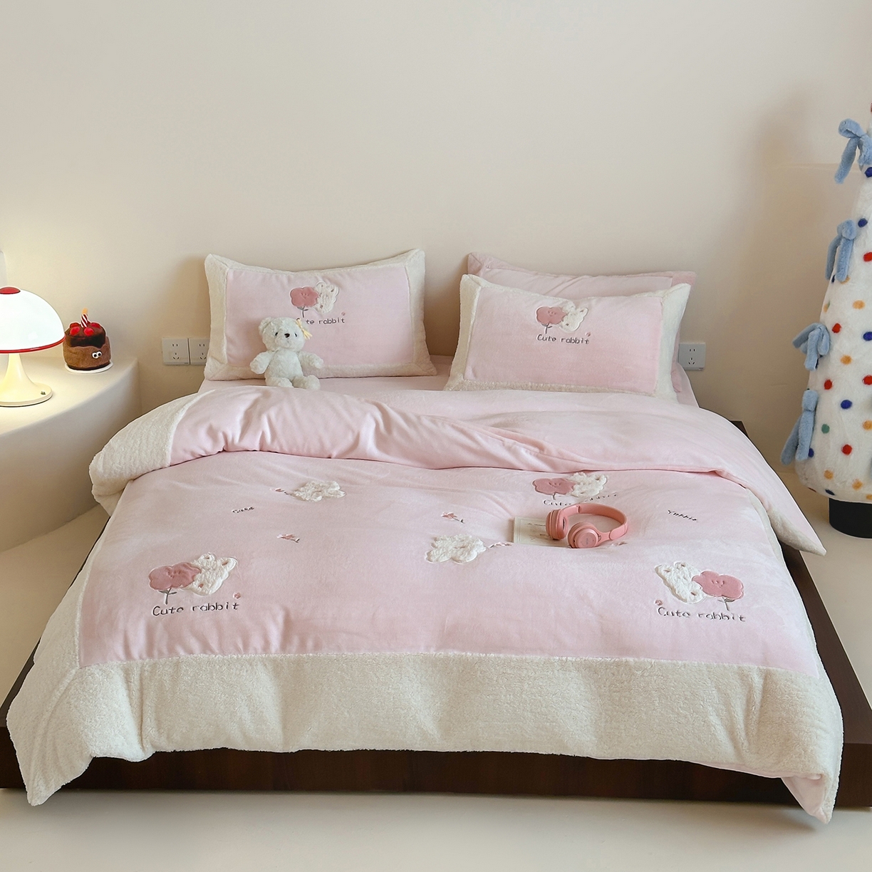 91家纺网 家纺一手货源 找家纺 （总）佳汐蓝家纺 2025新款230g牛奶绒贴布刺绣四件套-小白兔（控价：卷后不低于268/298/318元）