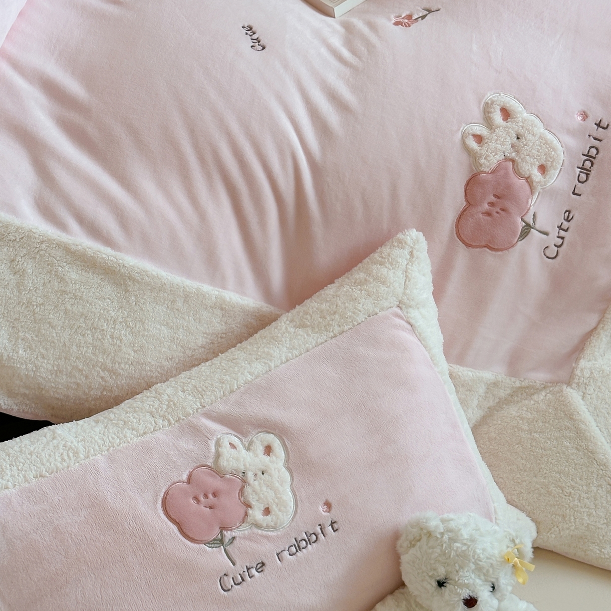 91家纺网 家纺一手货源 找家纺 （总）佳汐蓝家纺 2025新款230g牛奶绒贴布刺绣四件套-小白兔（控价：卷后不低于268/298/318元）