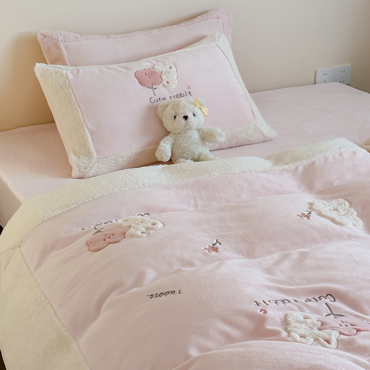 91家纺网 家纺一手货源 找家纺 （总）佳汐蓝家纺 2025新款230g牛奶绒贴布刺绣四件套-小白兔（控价：卷后不低于268/298/318元）