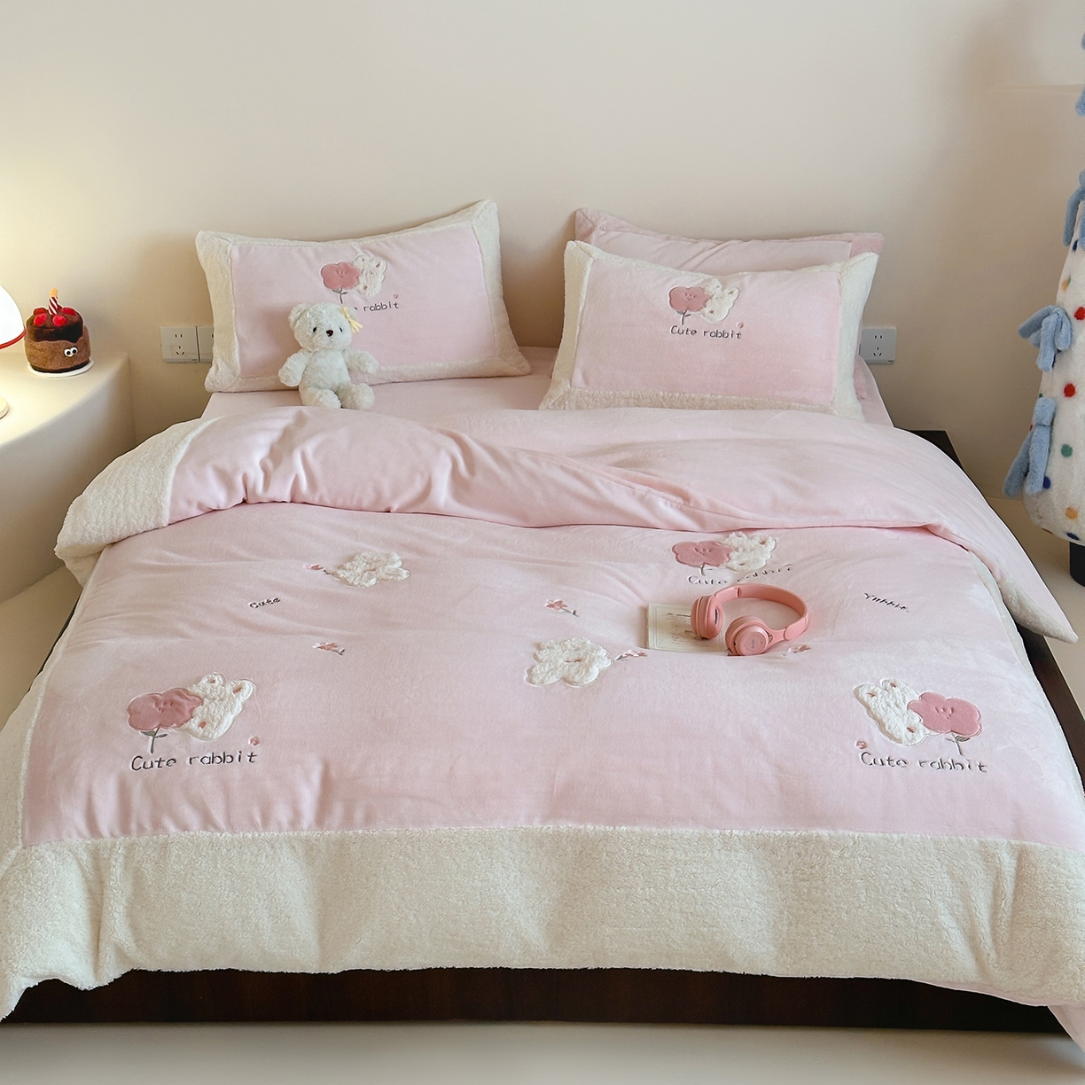 91家纺网 家纺一手货源 找家纺 （总）佳汐蓝家纺 2025新款230g牛奶绒贴布刺绣四件套-小白兔（控价：卷后不低于268/298/318元）