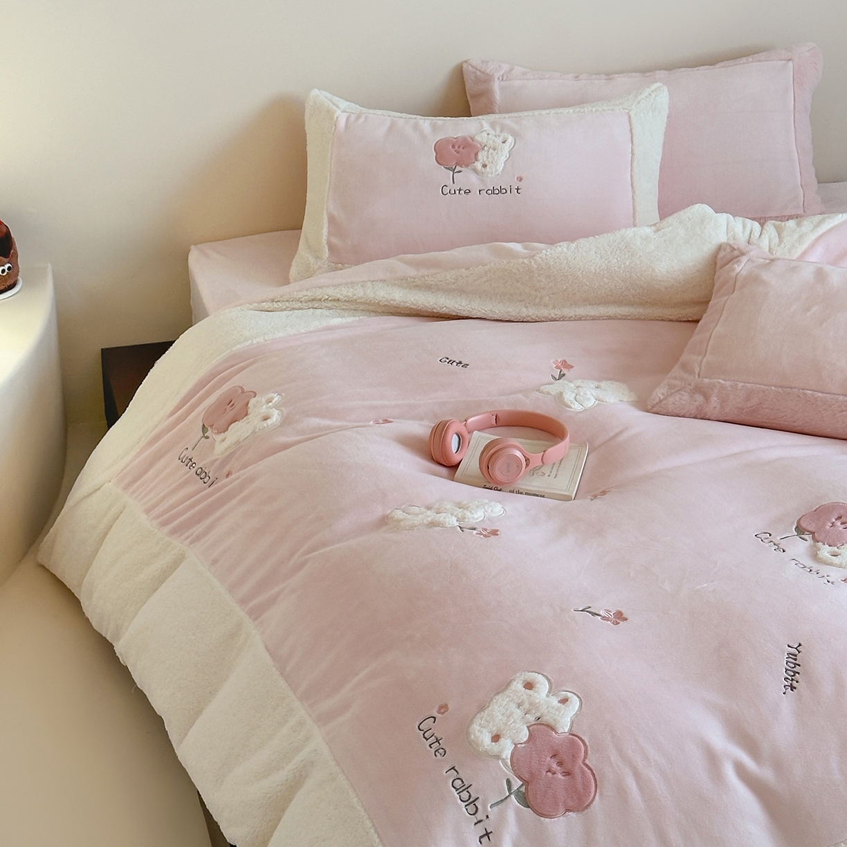 91家纺网 家纺一手货源 找家纺 （总）佳汐蓝家纺 2025新款230g牛奶绒贴布刺绣四件套-小白兔（控价：卷后不低于268/298/318元）