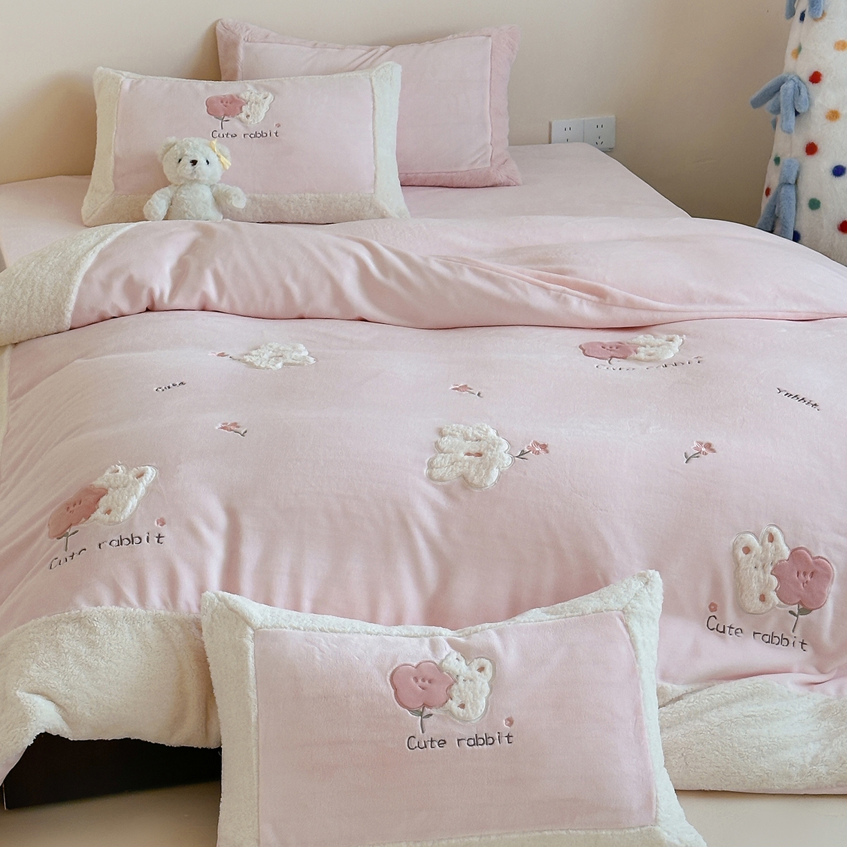 91家纺网 家纺一手货源 找家纺 （总）佳汐蓝家纺 2025新款230g牛奶绒贴布刺绣四件套-小白兔（控价：卷后不低于268/298/318元）