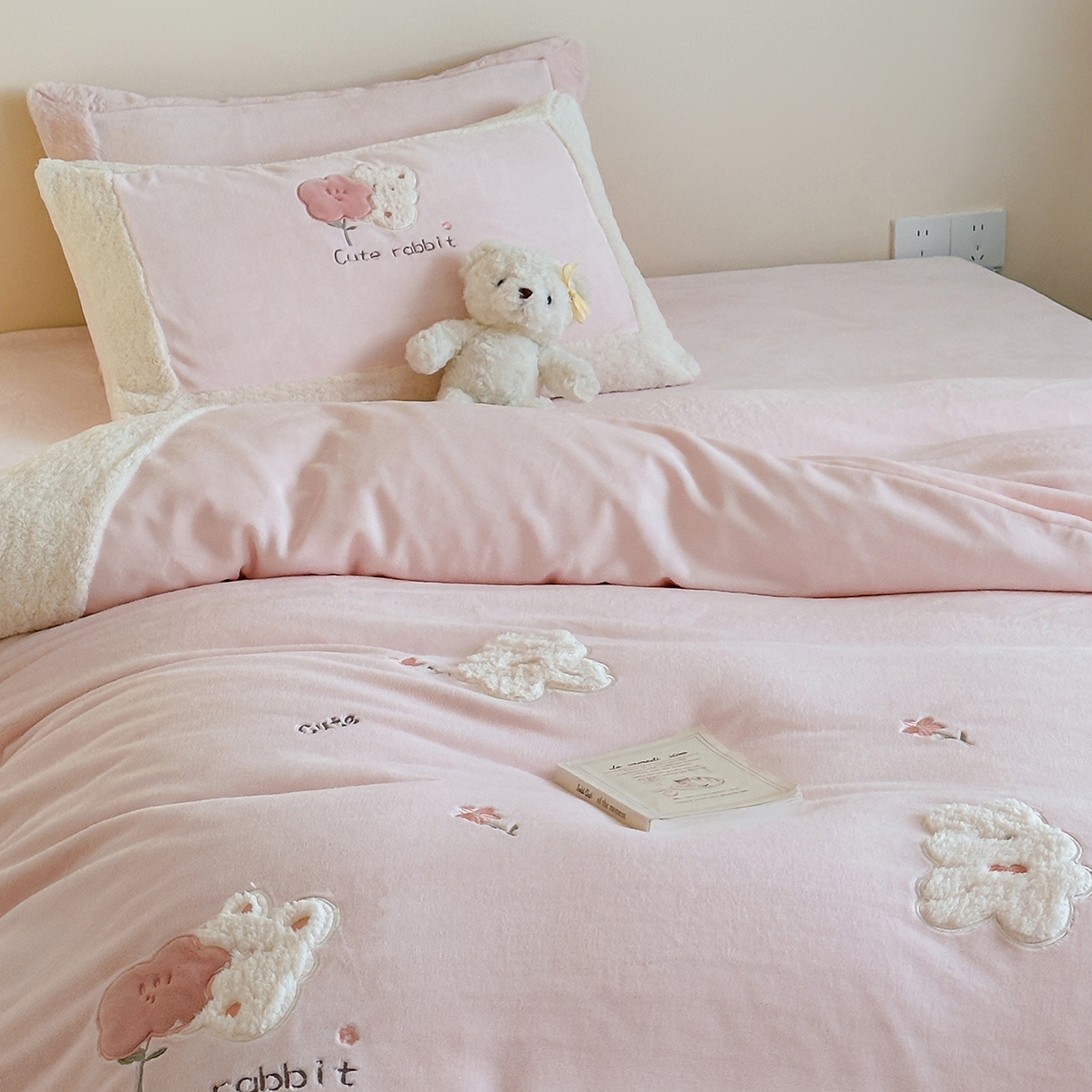 91家纺网 家纺一手货源 找家纺 （总）佳汐蓝家纺 2025新款230g牛奶绒贴布刺绣四件套-小白兔（控价：卷后不低于268/298/318元）