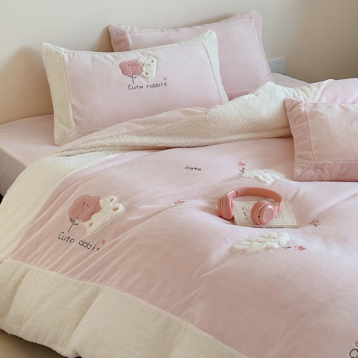 91家纺网 家纺一手货源 找家纺 （总）佳汐蓝家纺 2025新款230g牛奶绒贴布刺绣四件套-小白兔（控价：卷后不低于268/298/318元）