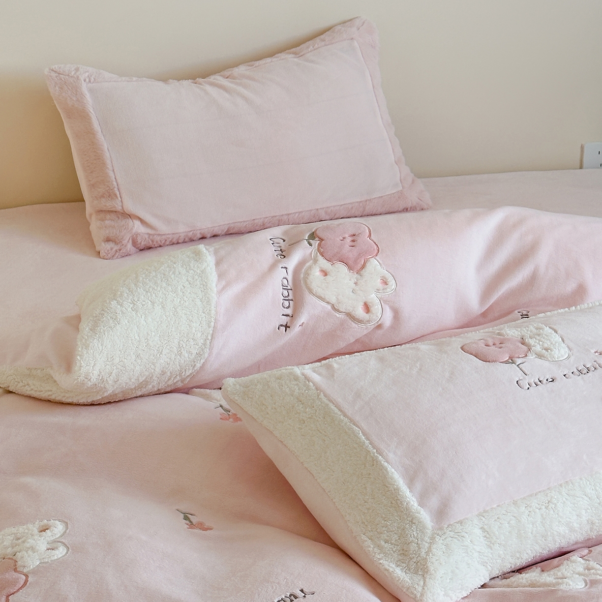 91家纺网 家纺一手货源 找家纺 （总）佳汐蓝家纺 2025新款230g牛奶绒贴布刺绣四件套-小白兔（控价：卷后不低于268/298/318元）