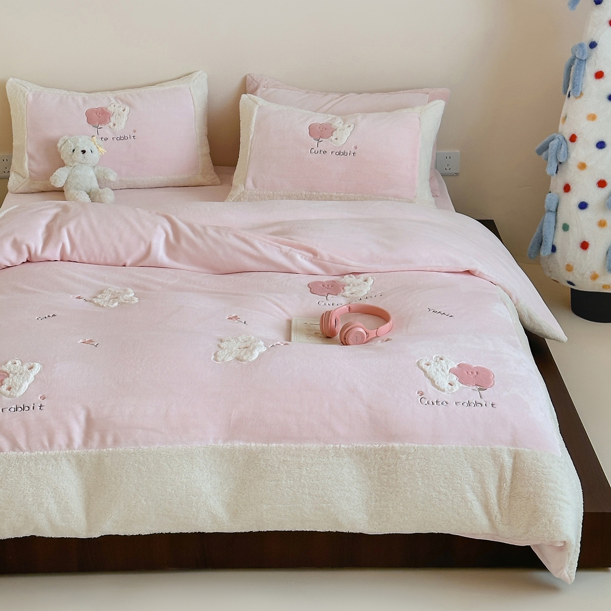 91家纺网 家纺一手货源 找家纺 （总）佳汐蓝家纺 2025新款230g牛奶绒贴布刺绣四件套-小白兔（控价：卷后不低于268/298/318元）