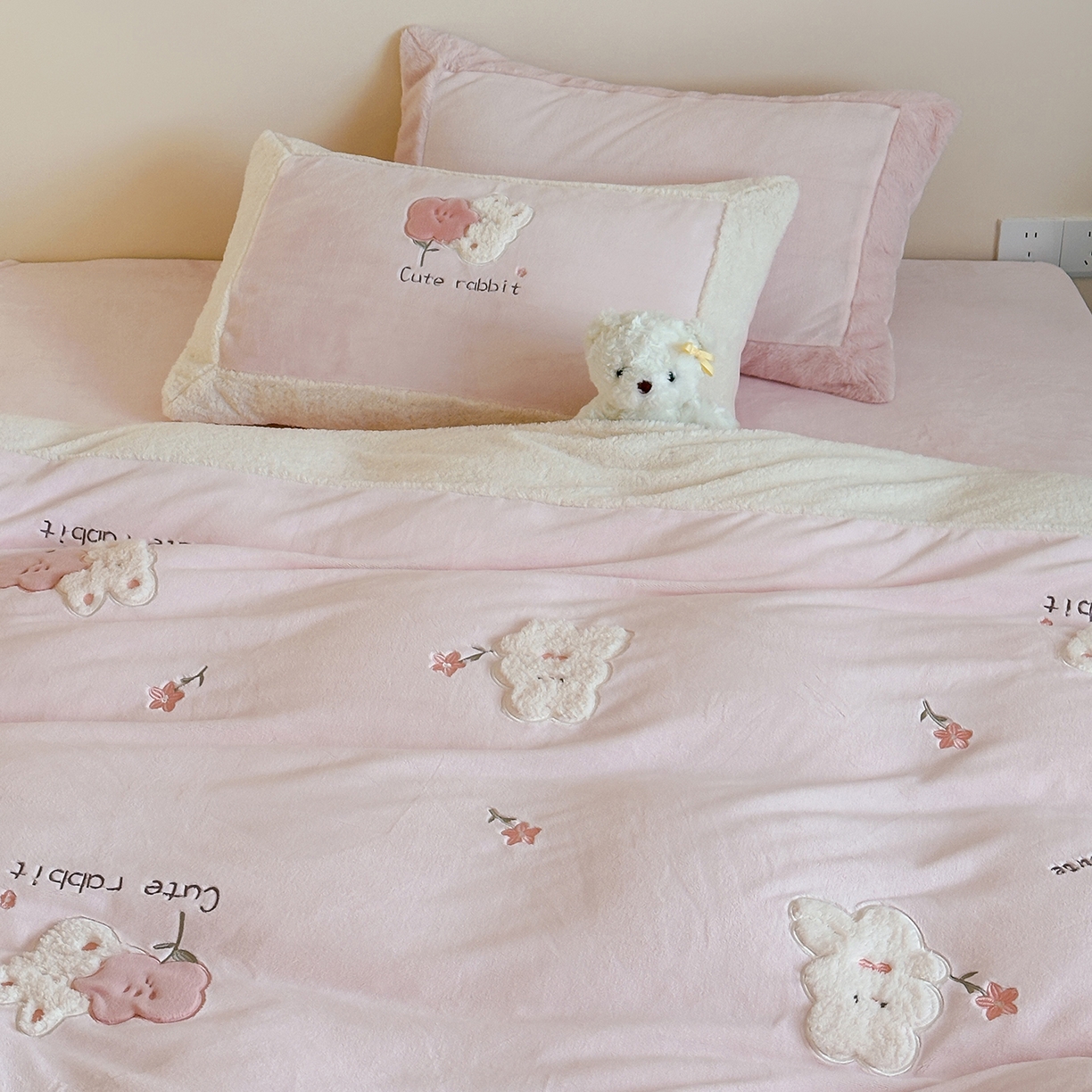 91家纺网 家纺一手货源 找家纺 （总）佳汐蓝家纺 2025新款230g牛奶绒贴布刺绣四件套-小白兔（控价：卷后不低于268/298/318元）