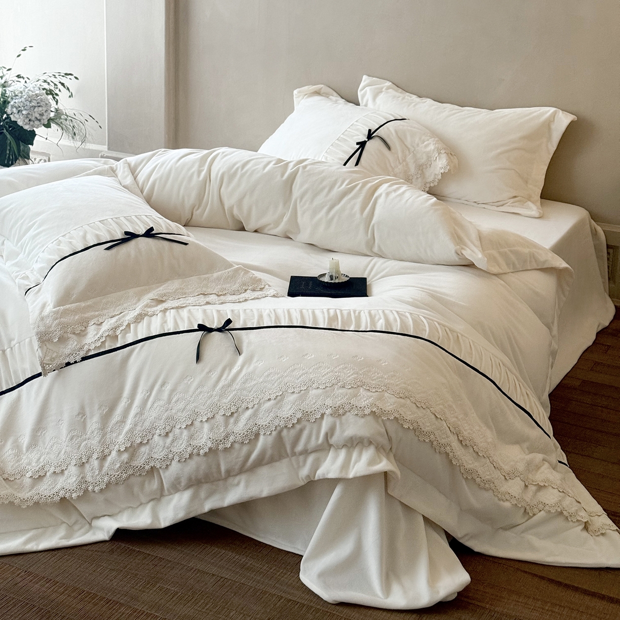 91家纺网 家纺一手货源 找家纺 （总）佳汐蓝家纺 2025新款230g婴肤绒立体刺绣双层花边四件套-邂逅（控价：卷后不低于338元）