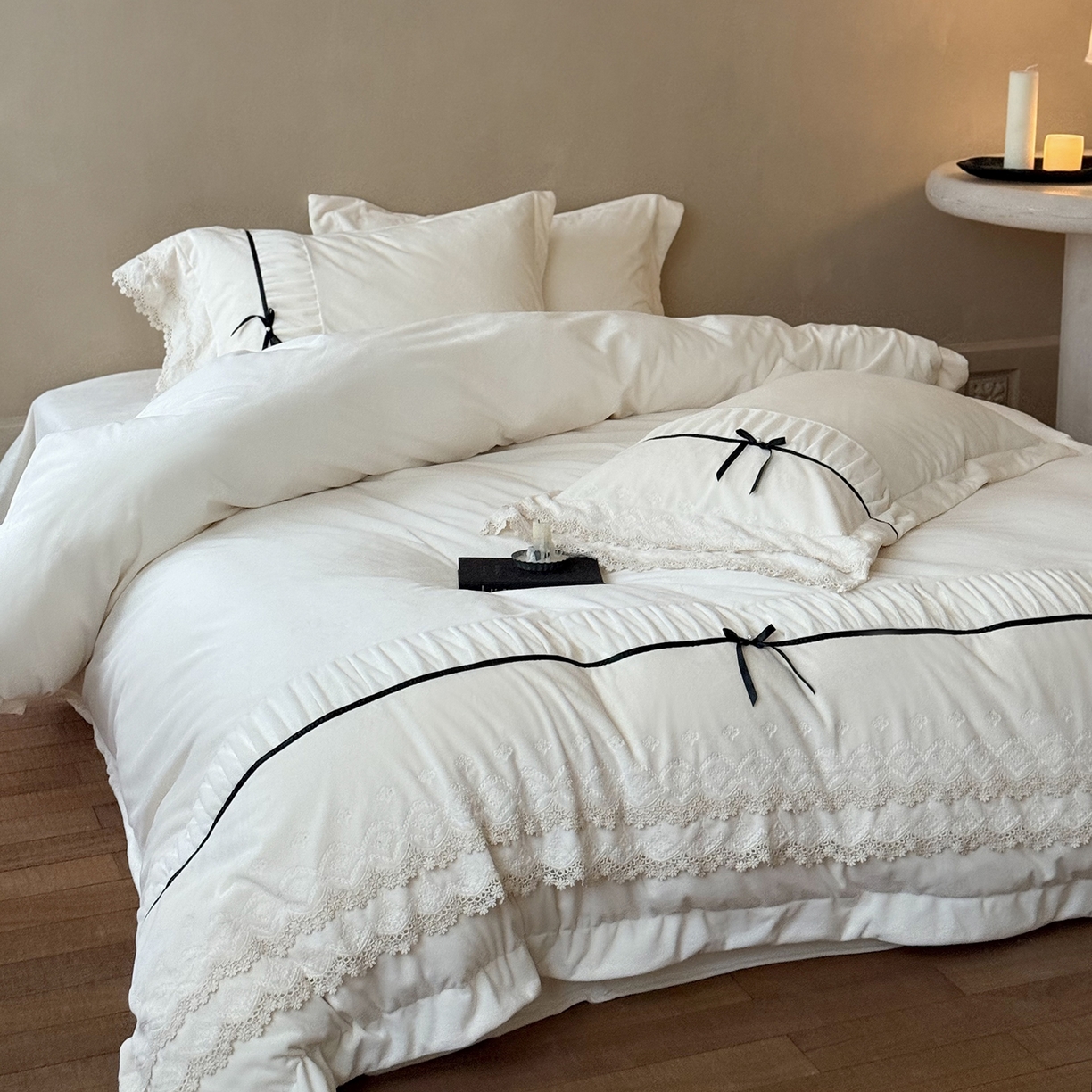 91家纺网 家纺一手货源 找家纺 （总）佳汐蓝家纺 2025新款230g婴肤绒立体刺绣双层花边四件套-邂逅（控价：卷后不低于338元）