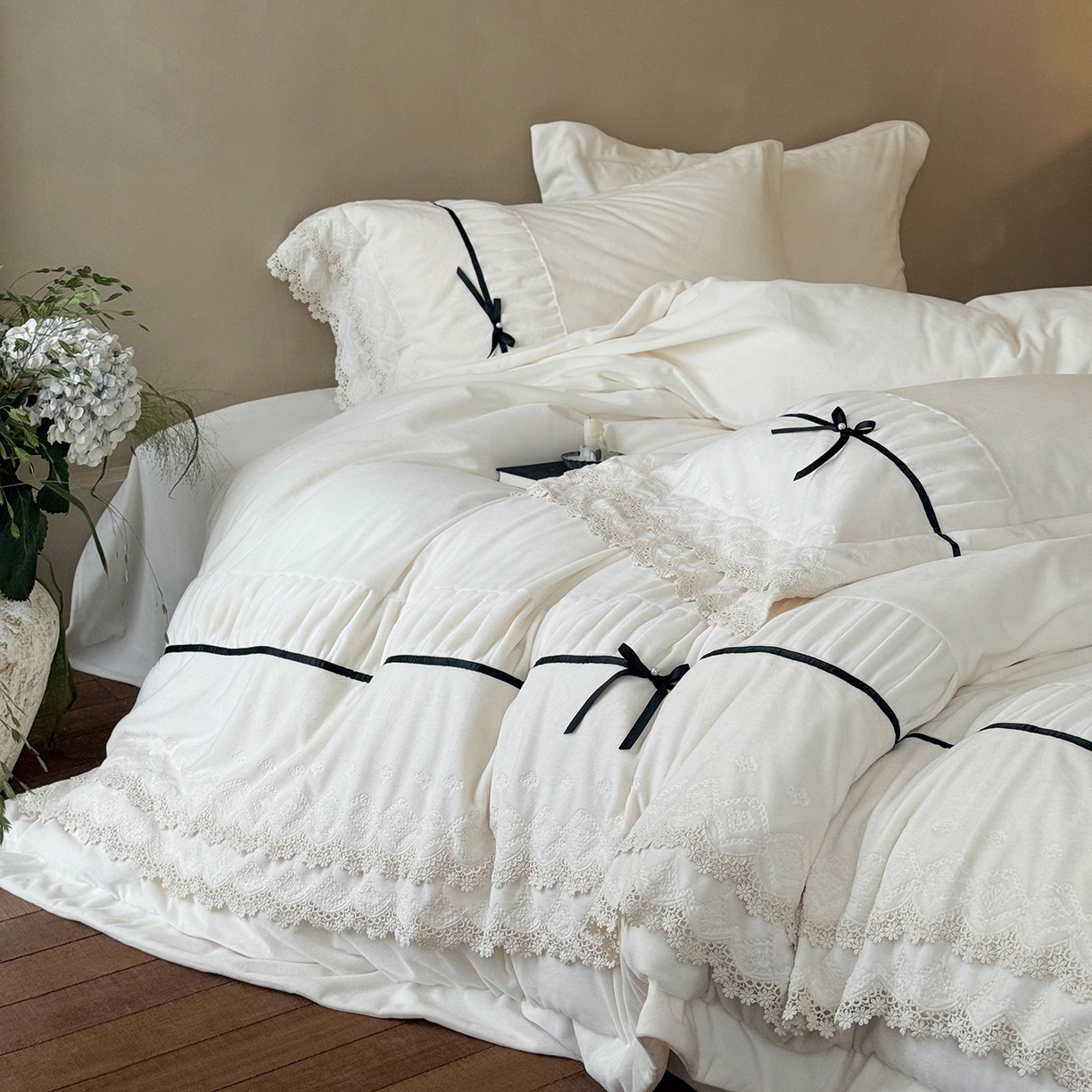 91家纺网 家纺一手货源 找家纺 （总）佳汐蓝家纺 2025新款230g婴肤绒立体刺绣双层花边四件套-邂逅（控价：卷后不低于338元）