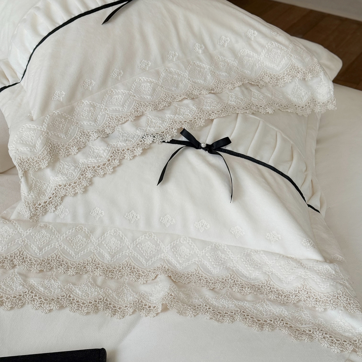 91家纺网 家纺一手货源 找家纺 （总）佳汐蓝家纺 2025新款230g婴肤绒立体刺绣双层花边四件套-邂逅（控价：卷后不低于338元）