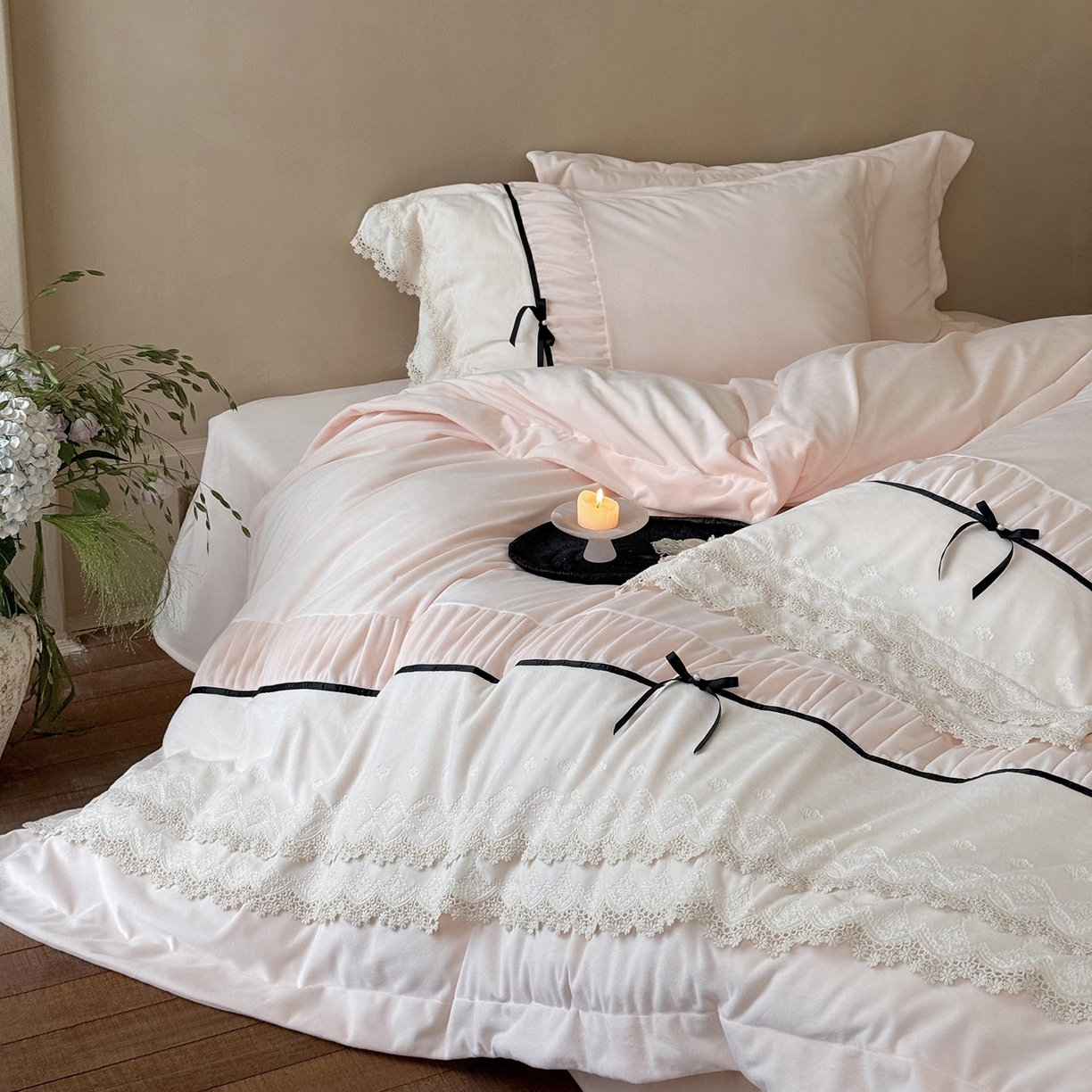 91家纺网 家纺一手货源 找家纺 佳汐蓝家纺 2025新款230g婴肤绒立体刺绣双层花边四件套-邂逅（控价：卷后不低于338元） 邂逅-粉色