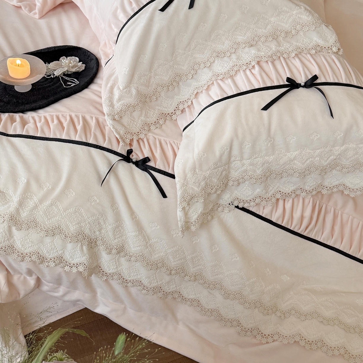 91家纺网 家纺一手货源 找家纺 佳汐蓝家纺 2025新款230g婴肤绒立体刺绣双层花边四件套-邂逅（控价：卷后不低于338元） 邂逅-粉色