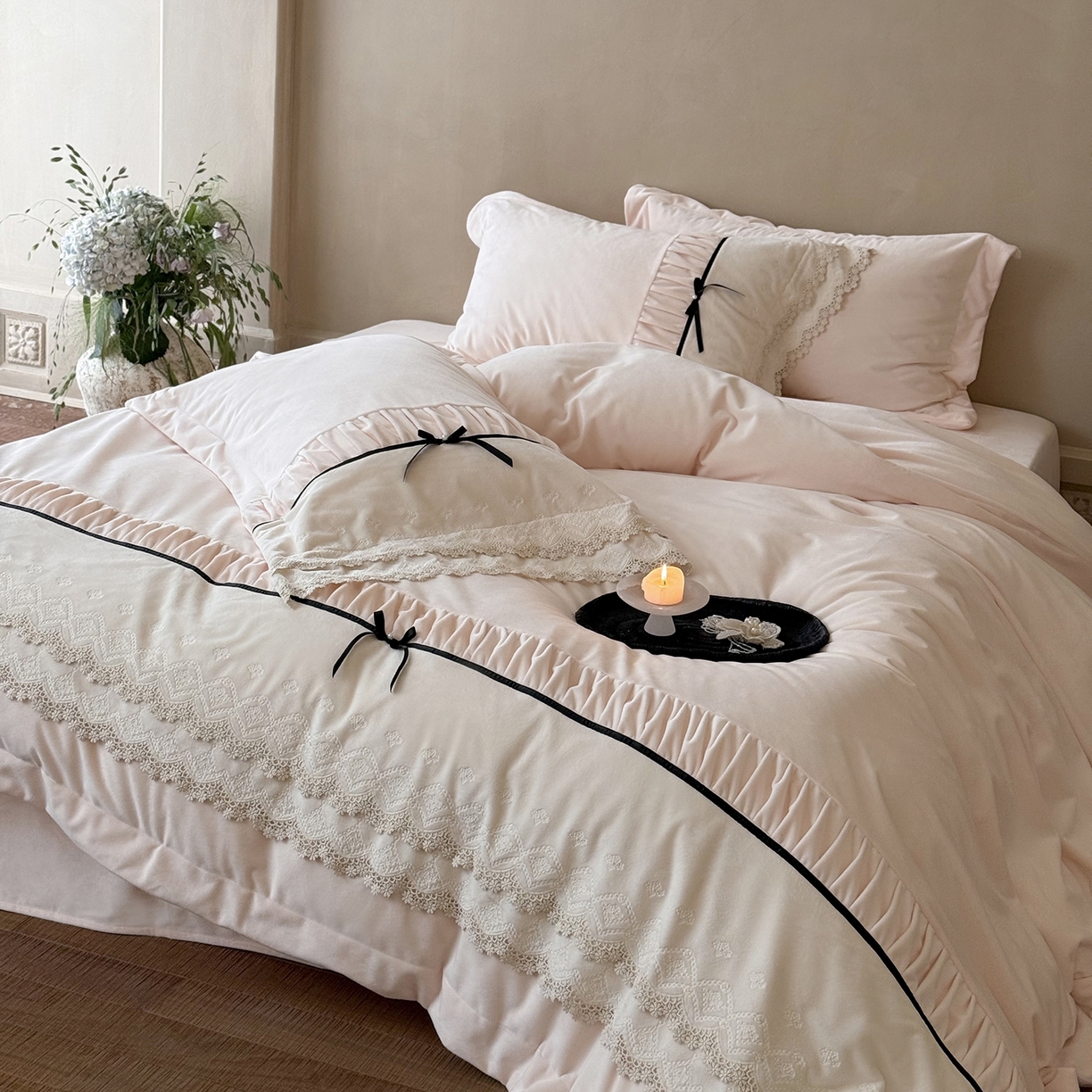 91家纺网 家纺一手货源 找家纺 佳汐蓝家纺 2025新款230g婴肤绒立体刺绣双层花边四件套-邂逅（控价：卷后不低于338元） 邂逅-粉色