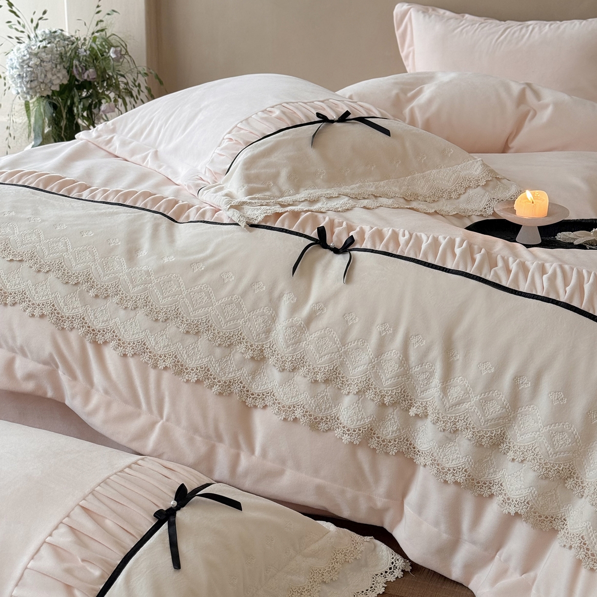 91家纺网 家纺一手货源 找家纺 佳汐蓝家纺 2025新款230g婴肤绒立体刺绣双层花边四件套-邂逅（控价：卷后不低于338元） 邂逅-粉色