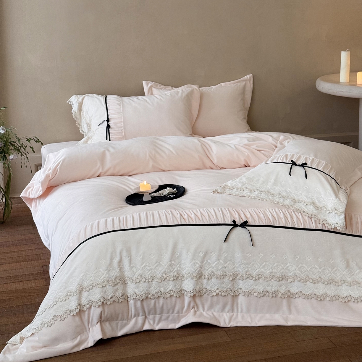 91家纺网 家纺一手货源 找家纺 佳汐蓝家纺 2025新款230g婴肤绒立体刺绣双层花边四件套-邂逅（控价：卷后不低于338元） 邂逅-粉色