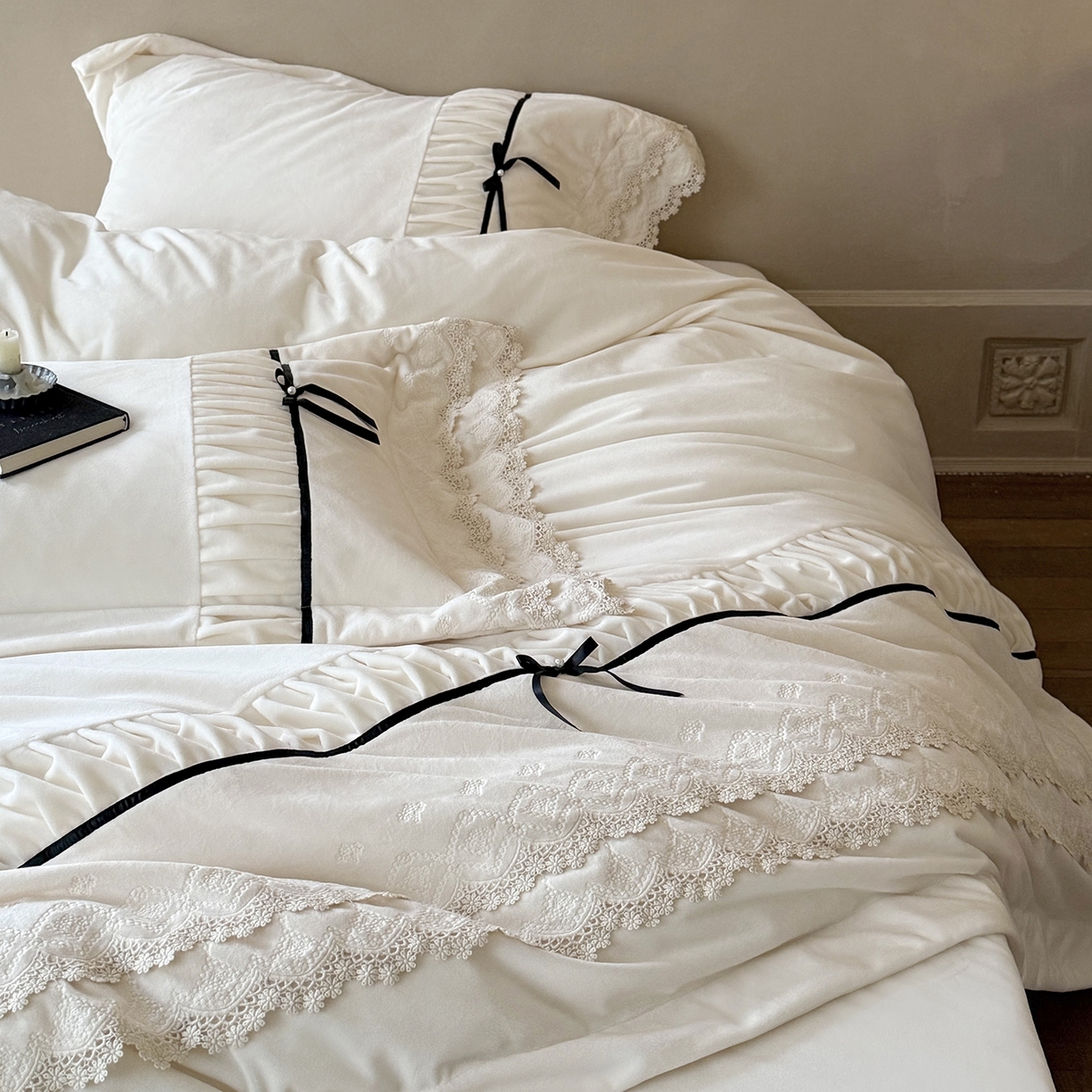 91家纺网 家纺一手货源 找家纺 （总）佳汐蓝家纺 2025新款230g婴肤绒立体刺绣双层花边四件套-邂逅（控价：卷后不低于338元）