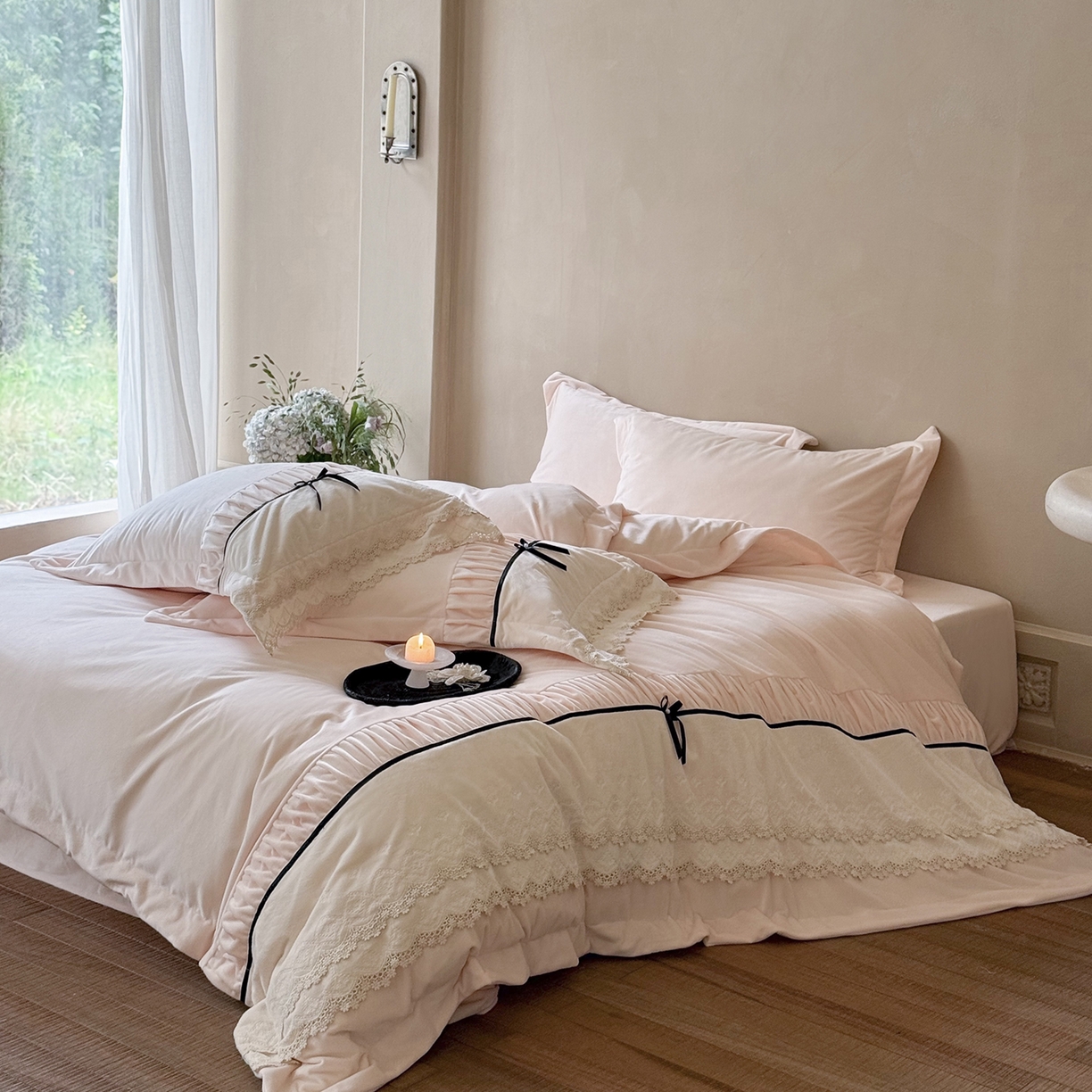 91家纺网 家纺一手货源 找家纺 佳汐蓝家纺 2025新款230g婴肤绒立体刺绣双层花边四件套-邂逅（控价：卷后不低于338元） 邂逅-粉色