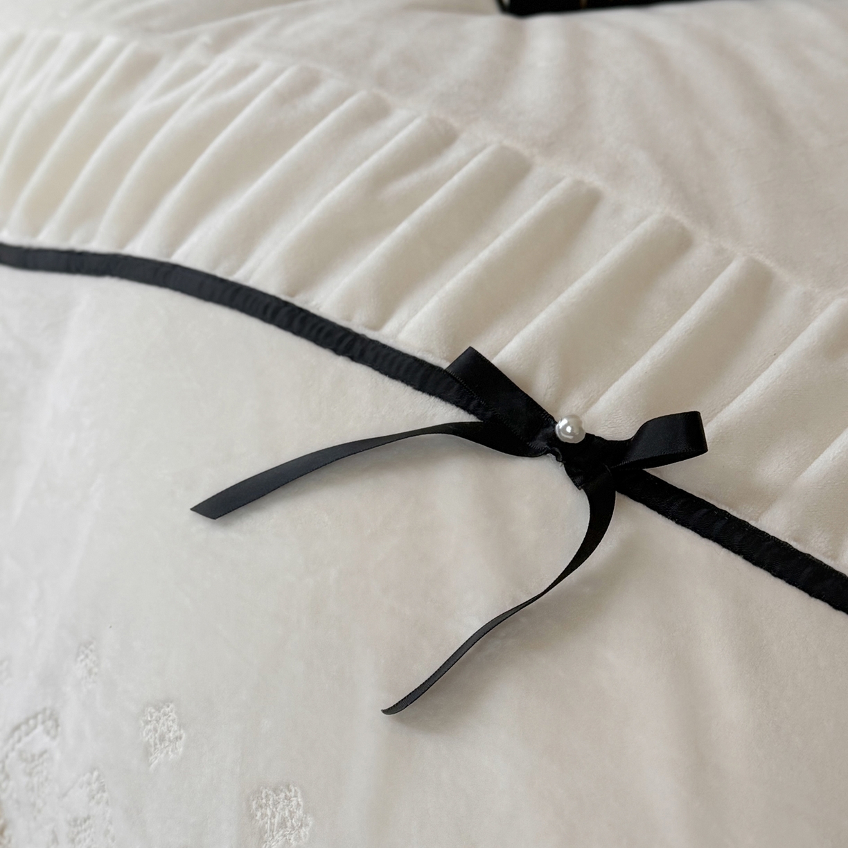 91家纺网 家纺一手货源 找家纺 佳汐蓝家纺 2025新款230g婴肤绒立体刺绣双层花边四件套-邂逅（控价：卷后不低于338元） 邂逅-白色