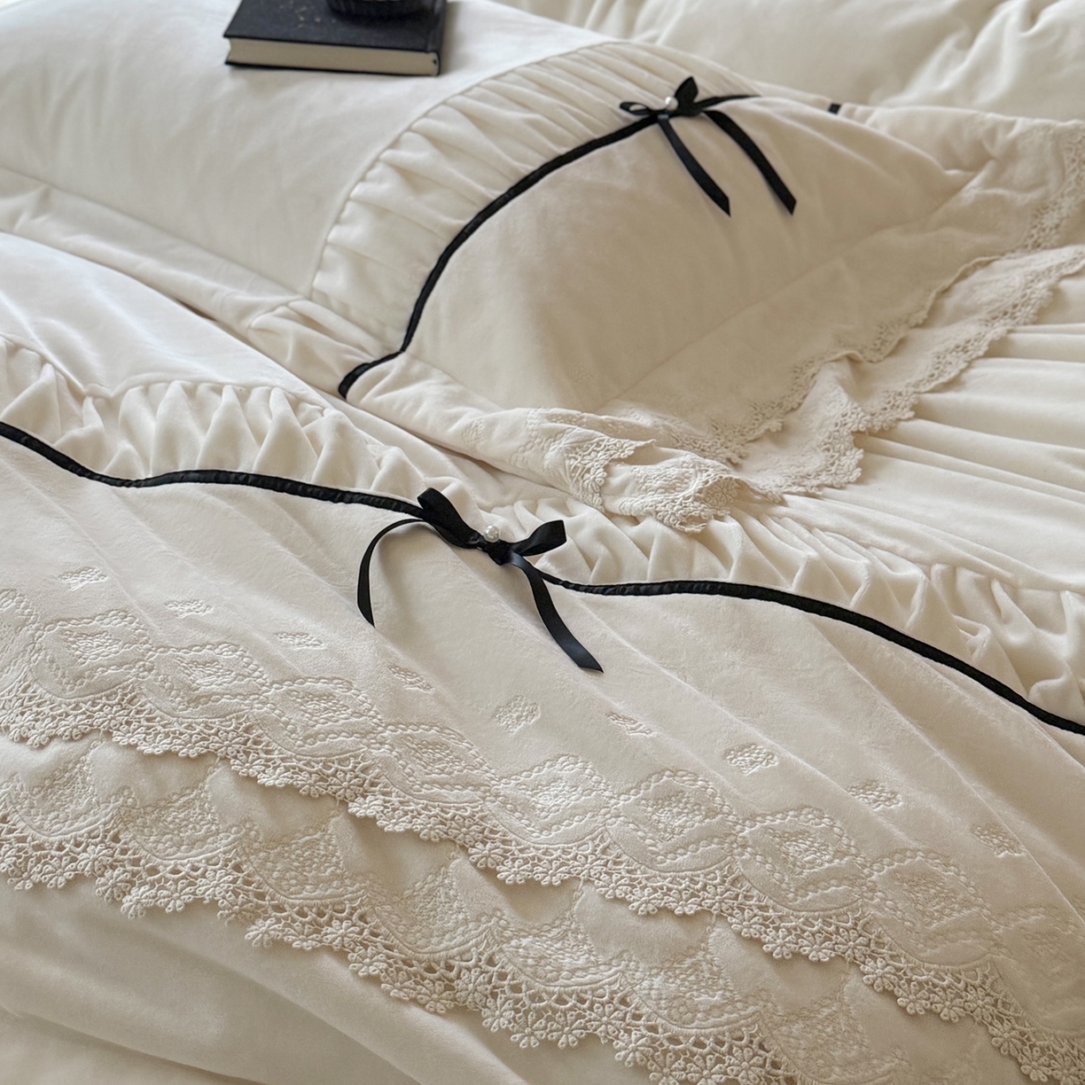 91家纺网 家纺一手货源 找家纺 佳汐蓝家纺 2025新款230g婴肤绒立体刺绣双层花边四件套-邂逅（控价：卷后不低于338元） 邂逅-白色