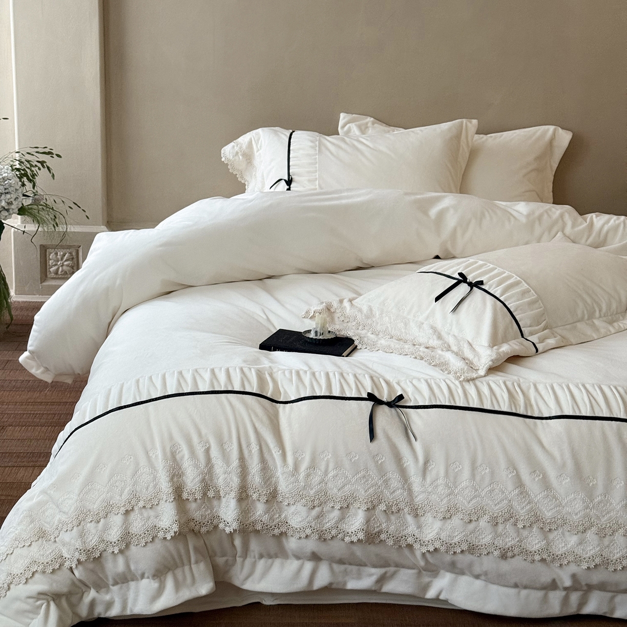 91家纺网 家纺一手货源 找家纺 （总）佳汐蓝家纺 2025新款230g婴肤绒立体刺绣双层花边四件套-邂逅（控价：卷后不低于338元）