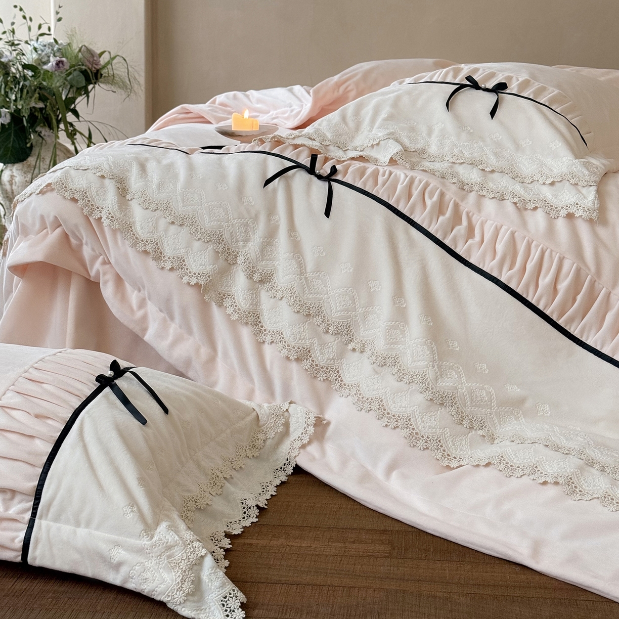 91家纺网 家纺一手货源 找家纺 佳汐蓝家纺 2025新款230g婴肤绒立体刺绣双层花边四件套-邂逅（控价：卷后不低于338元） 邂逅-粉色