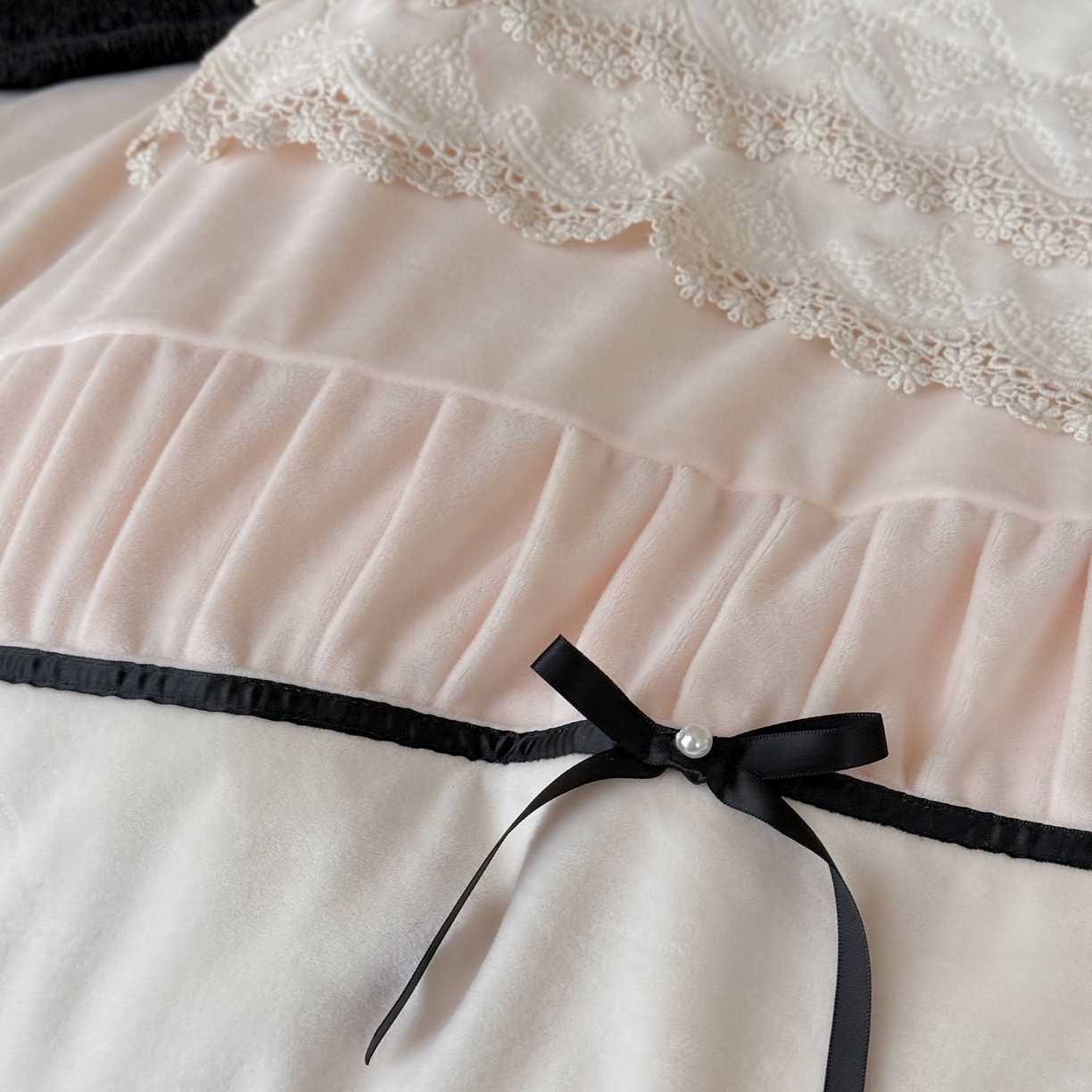 91家纺网 家纺一手货源 找家纺 佳汐蓝家纺 2025新款230g婴肤绒立体刺绣双层花边四件套-邂逅（控价：卷后不低于338元） 邂逅-粉色