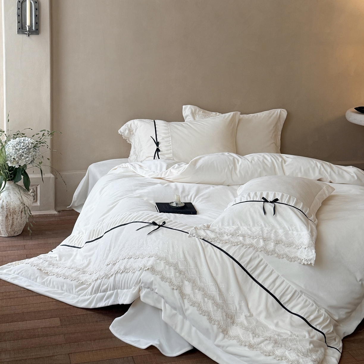 91家纺网 家纺一手货源 找家纺 佳汐蓝家纺 2025新款230g婴肤绒立体刺绣双层花边四件套-邂逅（控价：卷后不低于338元） 邂逅-白色