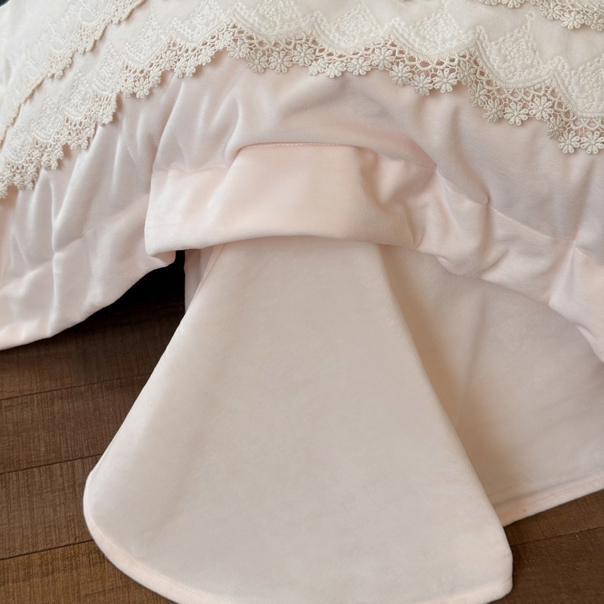 91家纺网 家纺一手货源 找家纺 佳汐蓝家纺 2025新款230g婴肤绒立体刺绣双层花边四件套-邂逅（控价：卷后不低于338元） 邂逅-粉色