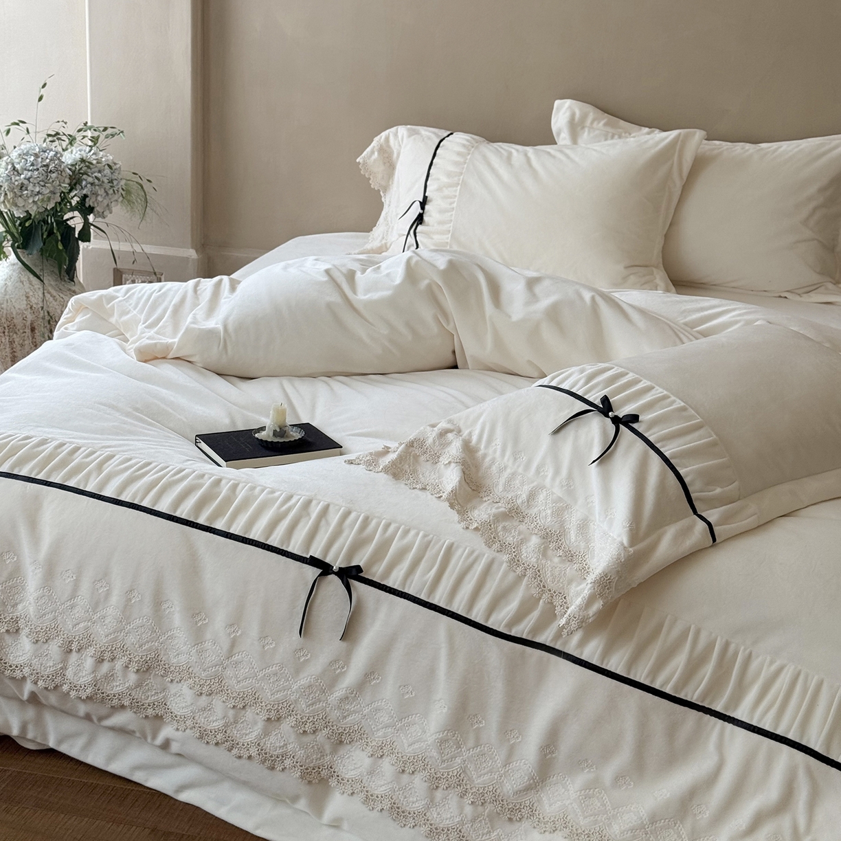 91家纺网 家纺一手货源 找家纺 佳汐蓝家纺 2025新款230g婴肤绒立体刺绣双层花边四件套-邂逅（控价：卷后不低于338元） 邂逅-白色