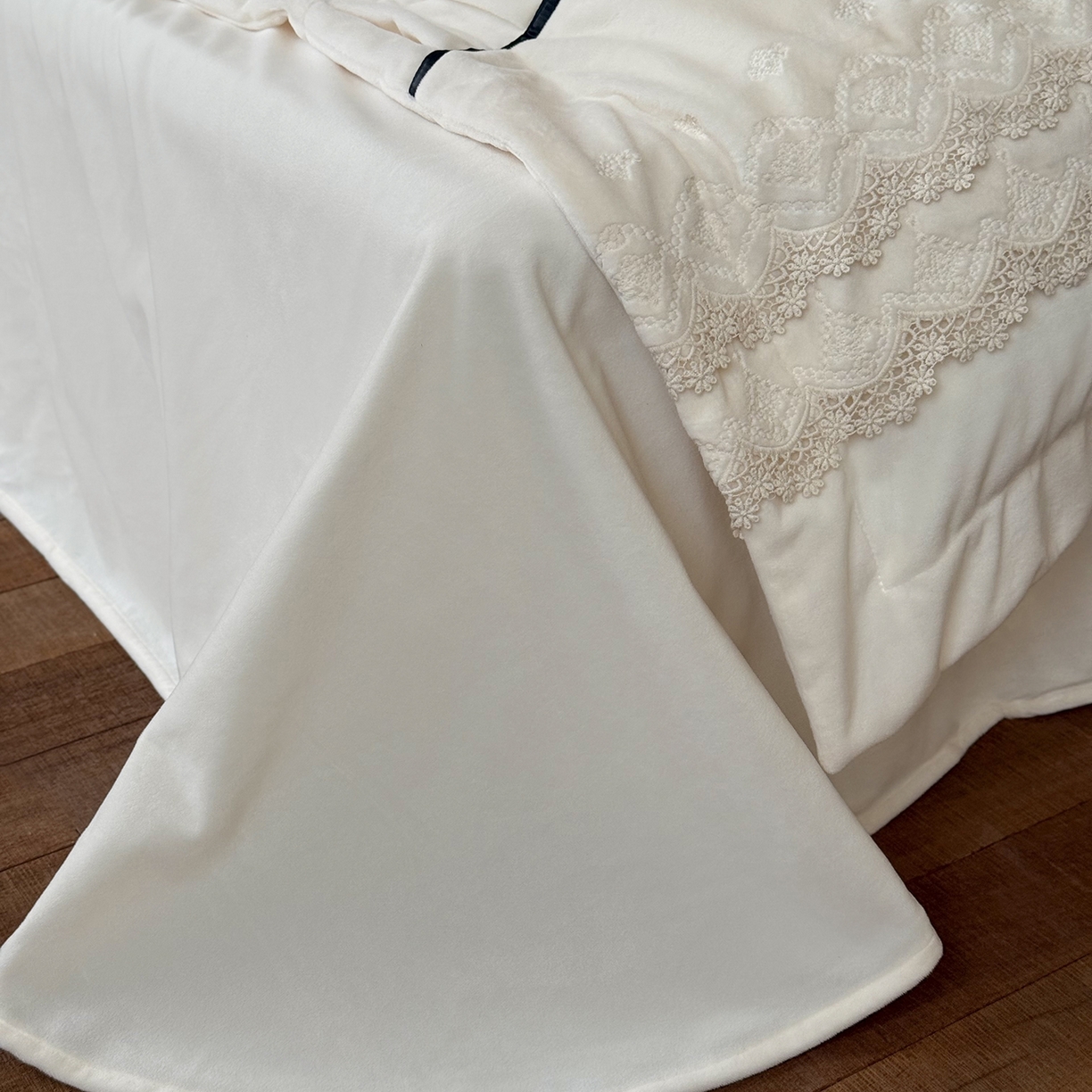 91家纺网 家纺一手货源 找家纺 佳汐蓝家纺 2025新款230g婴肤绒立体刺绣双层花边四件套-邂逅（控价：卷后不低于338元） 邂逅-白色