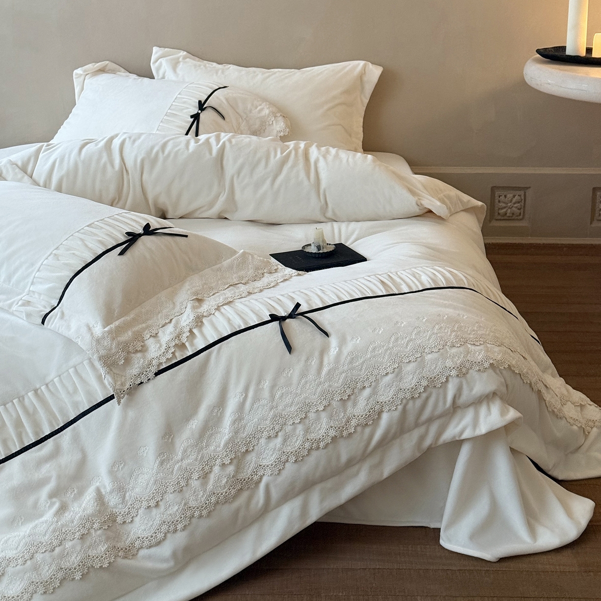 91家纺网 家纺一手货源 找家纺 （总）佳汐蓝家纺 2025新款230g婴肤绒立体刺绣双层花边四件套-邂逅（控价：卷后不低于338元）