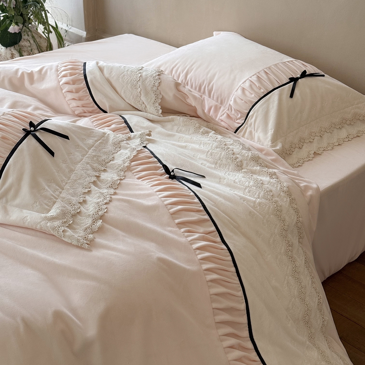 91家纺网 家纺一手货源 找家纺 佳汐蓝家纺 2025新款230g婴肤绒立体刺绣双层花边四件套-邂逅（控价：卷后不低于338元） 邂逅-粉色