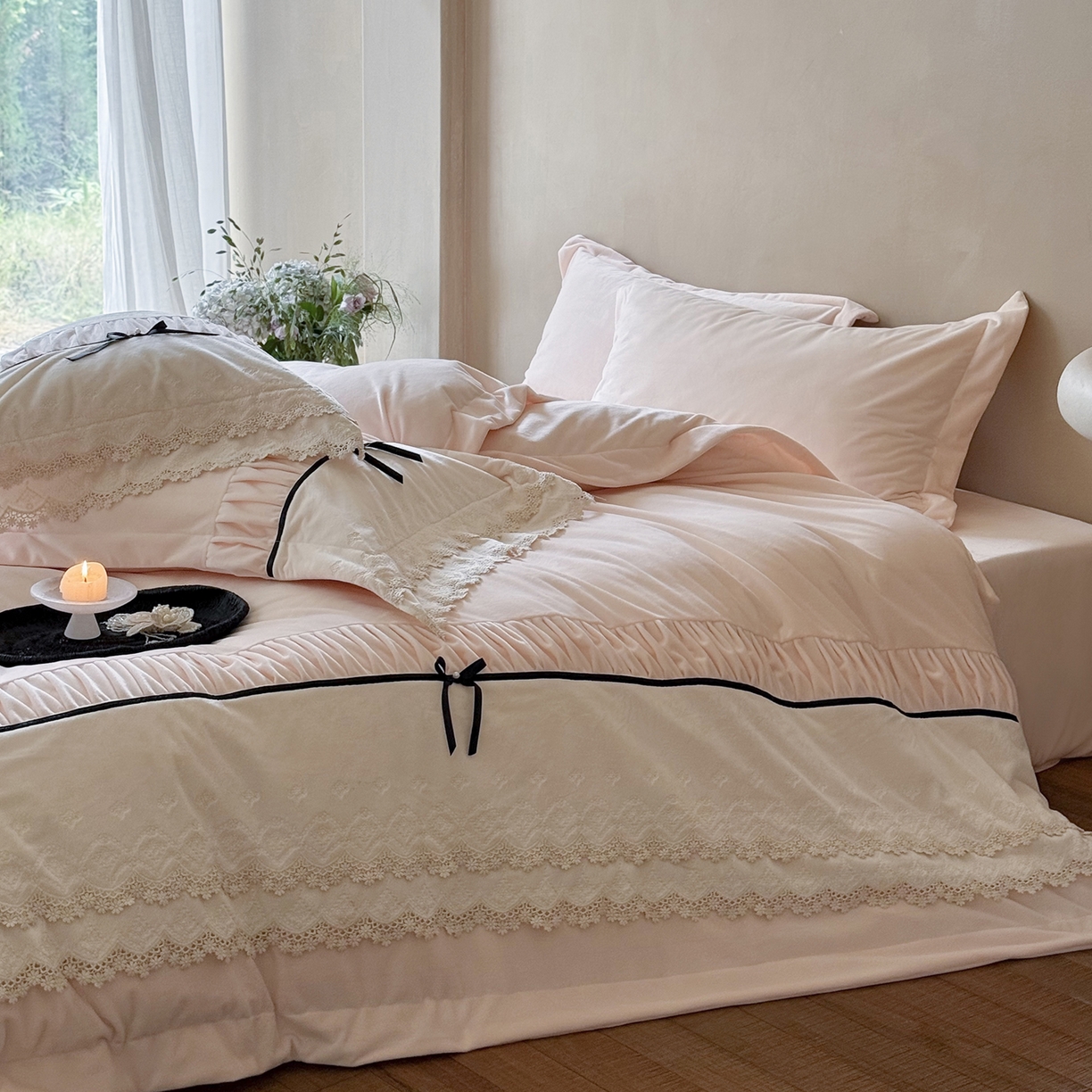 91家纺网 家纺一手货源 找家纺 佳汐蓝家纺 2025新款230g婴肤绒立体刺绣双层花边四件套-邂逅（控价：卷后不低于338元） 邂逅-粉色