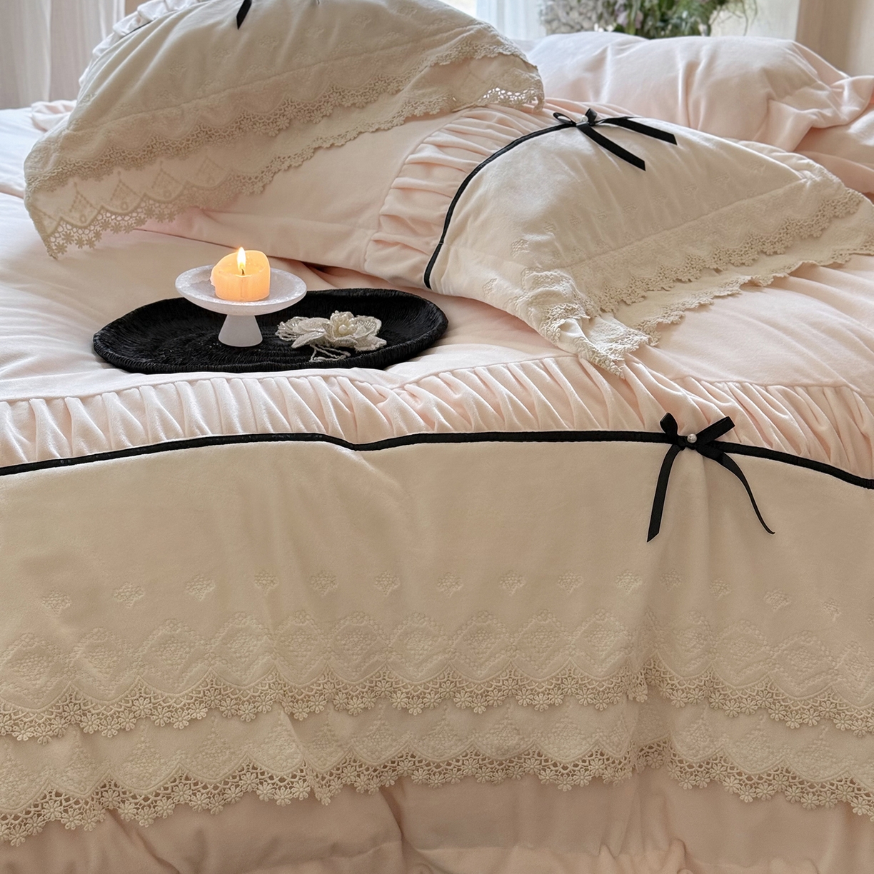 91家纺网 家纺一手货源 找家纺 佳汐蓝家纺 2025新款230g婴肤绒立体刺绣双层花边四件套-邂逅（控价：卷后不低于338元） 邂逅-粉色