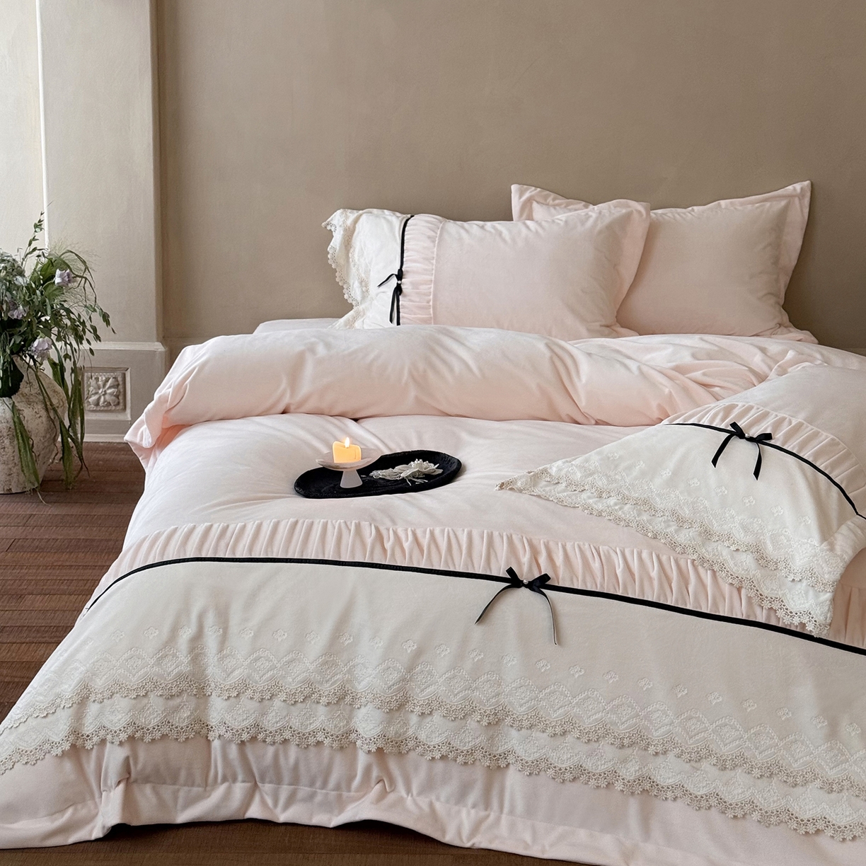 91家纺网 家纺一手货源 找家纺 佳汐蓝家纺 2025新款230g婴肤绒立体刺绣双层花边四件套-邂逅（控价：卷后不低于338元） 邂逅-粉色