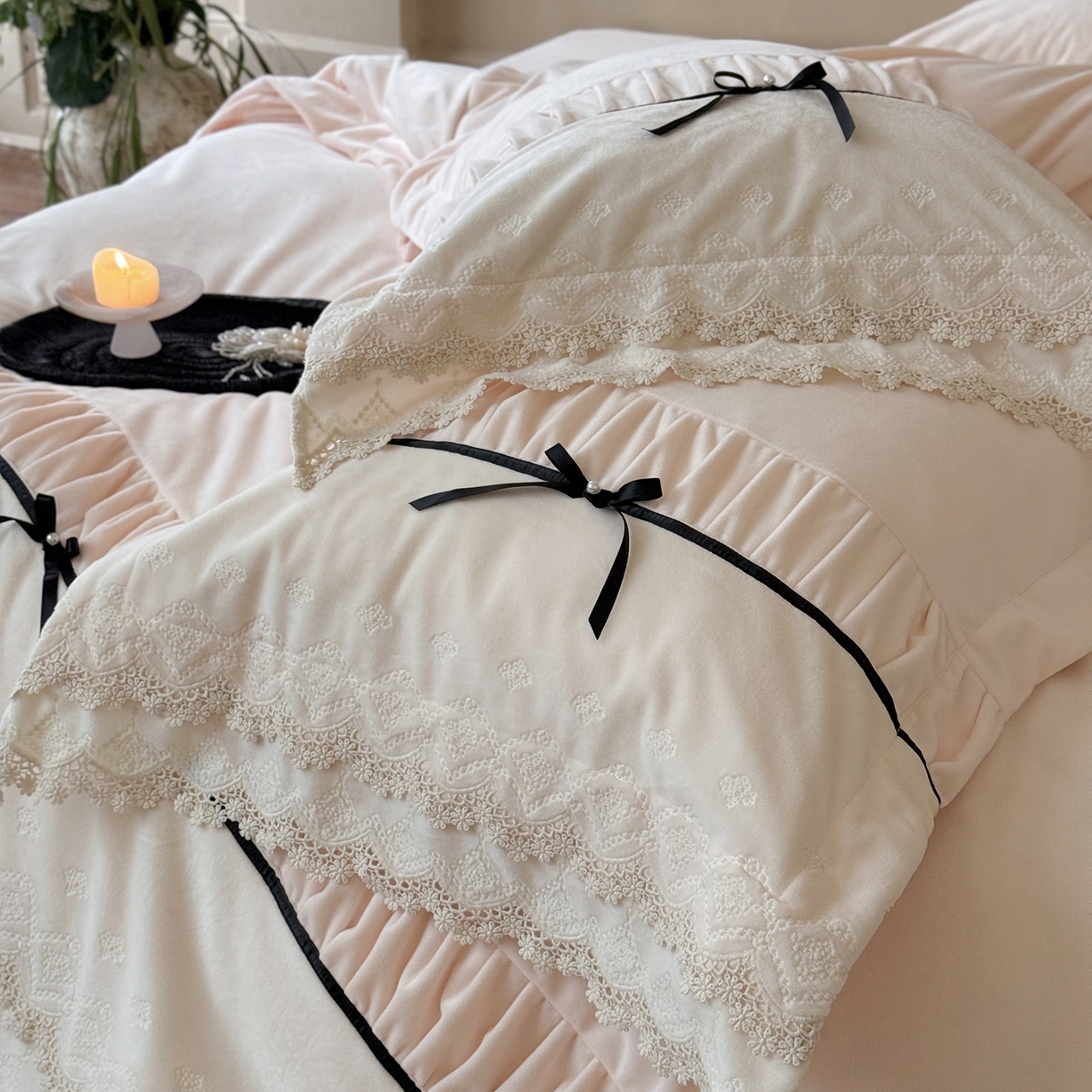 91家纺网 家纺一手货源 找家纺 佳汐蓝家纺 2025新款230g婴肤绒立体刺绣双层花边四件套-邂逅（控价：卷后不低于338元） 邂逅-粉色