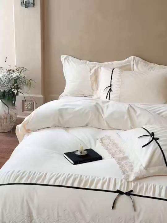 91家纺网 家纺一手货源 找家纺 佳汐蓝家纺 2025新款230g婴肤绒立体刺绣双层花边四件套-邂逅（控价：卷后不低于338元） 邂逅-白色