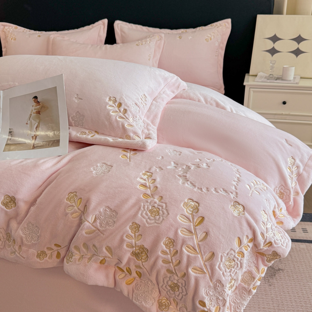 91家纺网 家纺一手货源 找家纺 （总）博纳家纺 2025新款加厚牛奶绒绣花宽边四件套-洛可可(控价劵后228 严格按控价来）