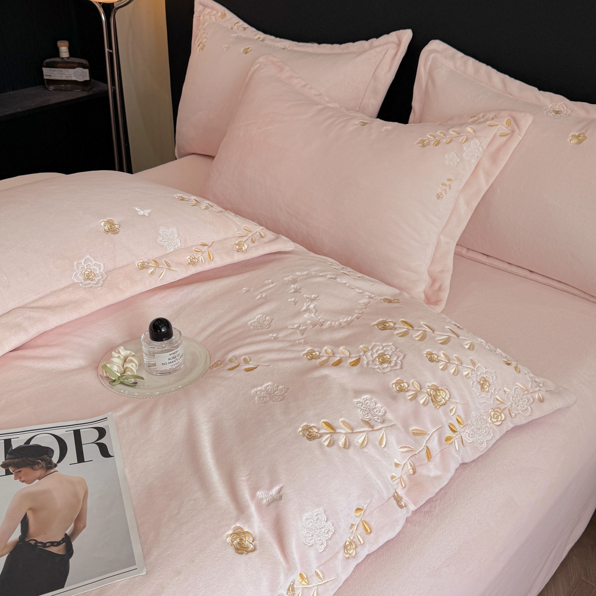 91家纺网 家纺一手货源 找家纺 （总）博纳家纺 2025新款加厚牛奶绒绣花宽边四件套-洛可可(控价劵后228 严格按控价来）