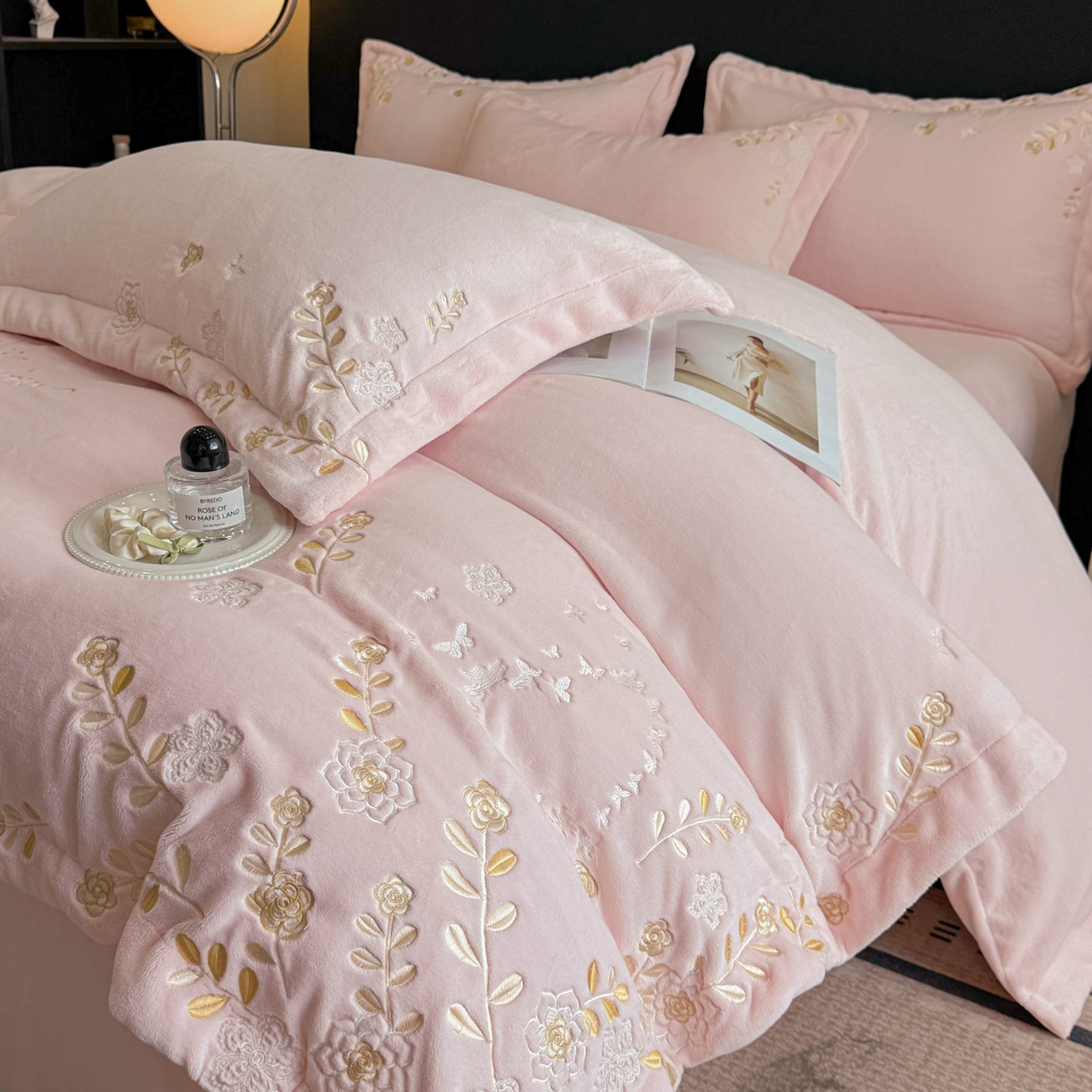 91家纺网 家纺一手货源 找家纺 （总）博纳家纺 2025新款加厚牛奶绒绣花宽边四件套-洛可可(控价劵后228 严格按控价来）