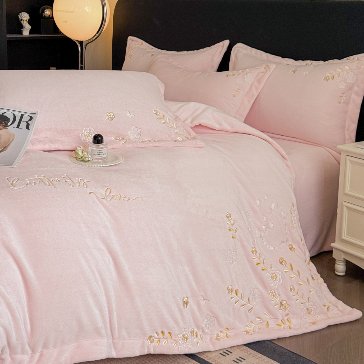 91家纺网 家纺一手货源 找家纺 （总）博纳家纺 2025新款加厚牛奶绒绣花宽边四件套-洛可可(控价劵后228 严格按控价来）