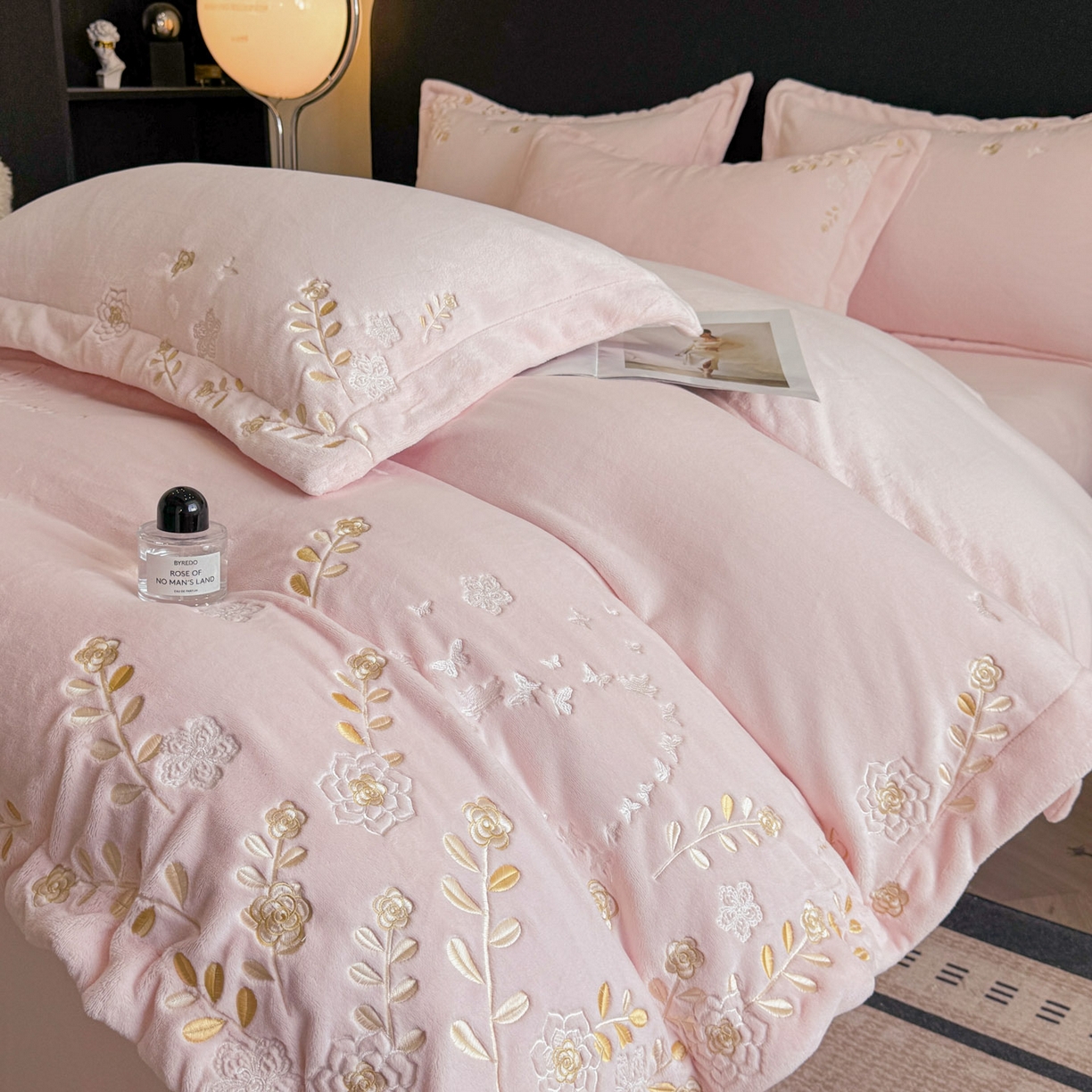 91家纺网 家纺一手货源 找家纺 博纳家纺 2025新款加厚牛奶绒绣花宽边四件套-洛可可 洛可可-粉玉