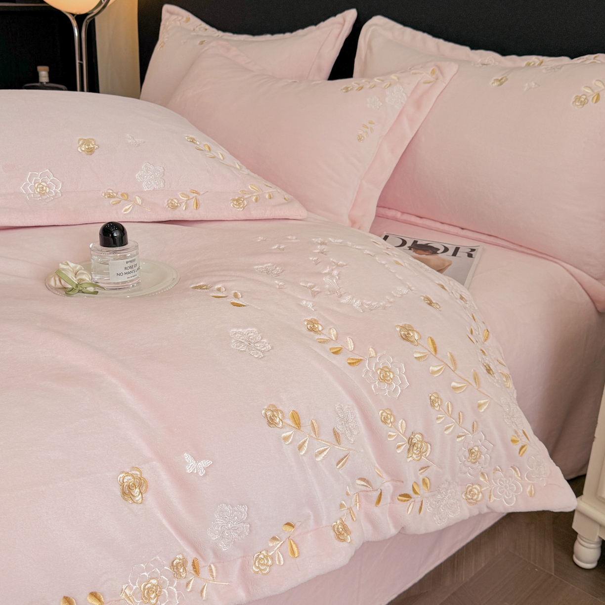 91家纺网 家纺一手货源 找家纺 博纳家纺 2025新款加厚牛奶绒绣花宽边四件套-洛可可 洛可可-粉玉