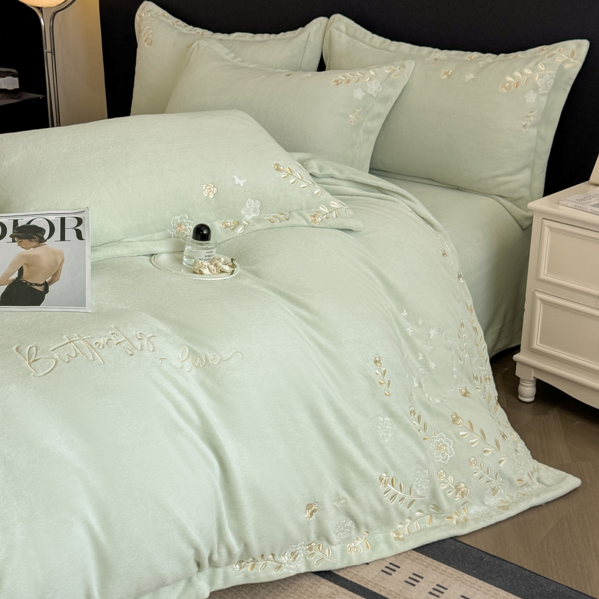 91家纺网 家纺一手货源 找家纺 博纳家纺 2025新款加厚牛奶绒绣花宽边四件套-洛可可 洛可可-优雅绿