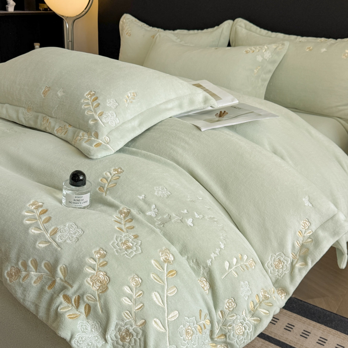 91家纺网 家纺一手货源 找家纺 博纳家纺 2025新款加厚牛奶绒绣花宽边四件套-洛可可 洛可可-优雅绿