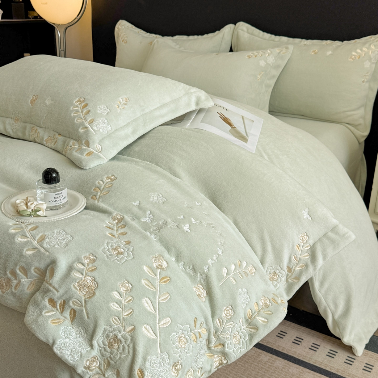 91家纺网 家纺一手货源 找家纺 博纳家纺 2025新款加厚牛奶绒绣花宽边四件套-洛可可 洛可可-优雅绿